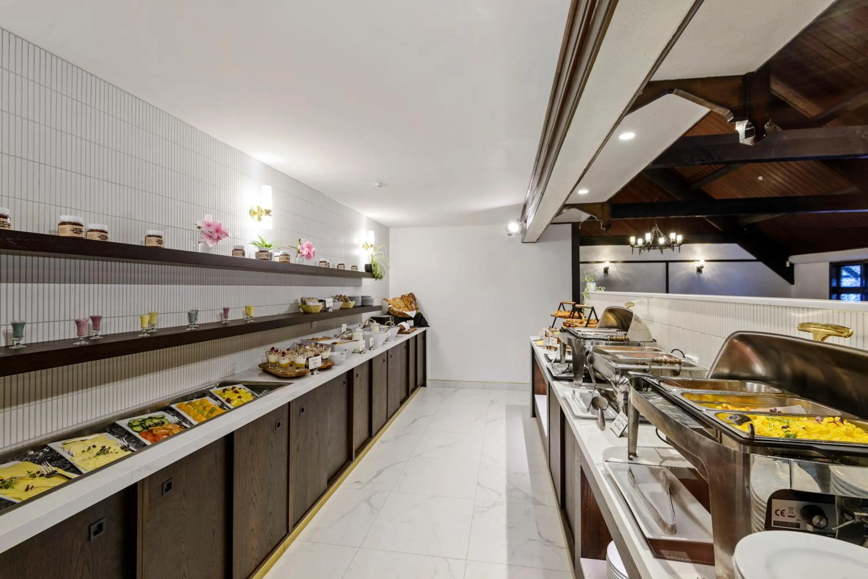 Breakfast in Scenic Hotel Cotswold