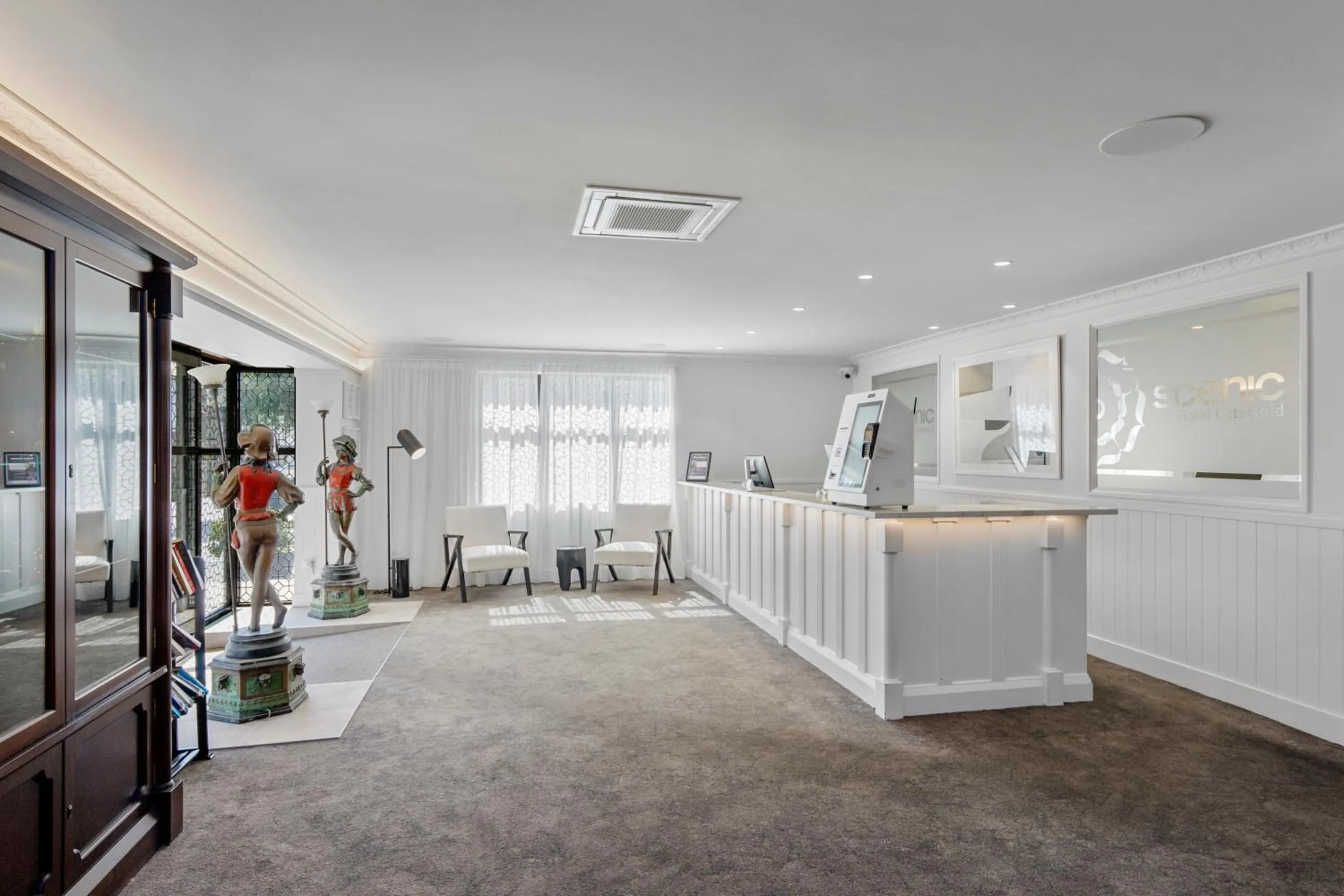 Lobby or reception in Scenic Hotel Cotswold