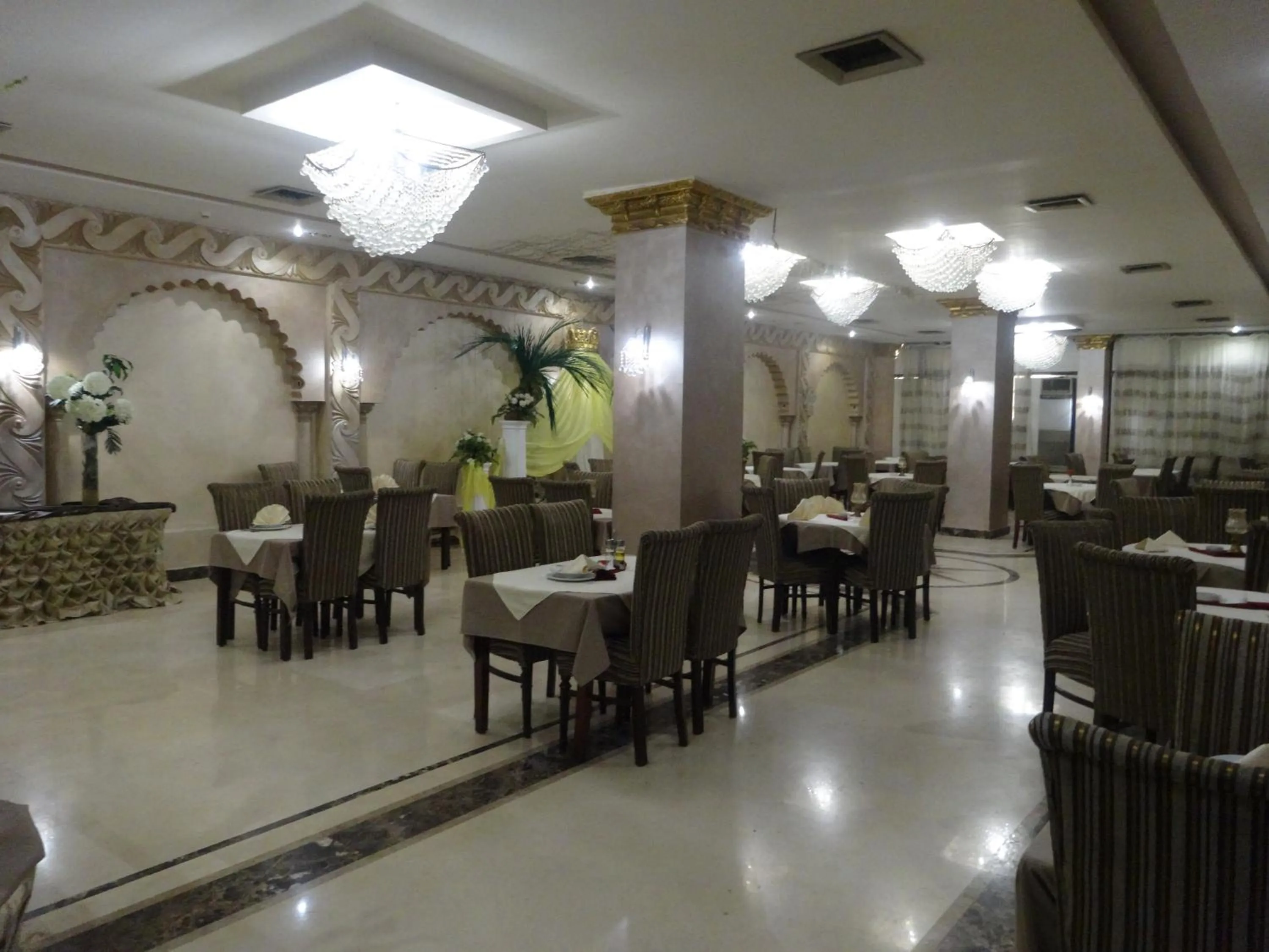 Restaurant/places to eat in Indiana Hotel