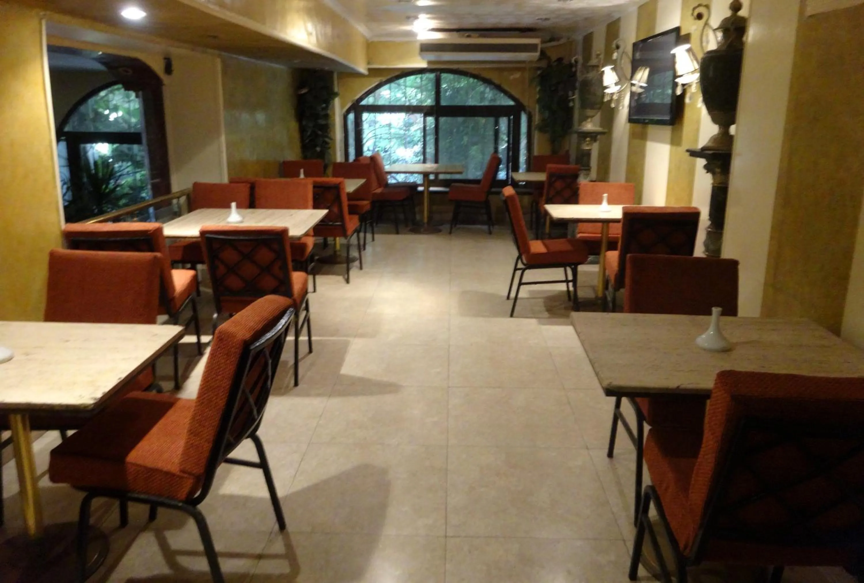 Restaurant/places to eat in Indiana Hotel