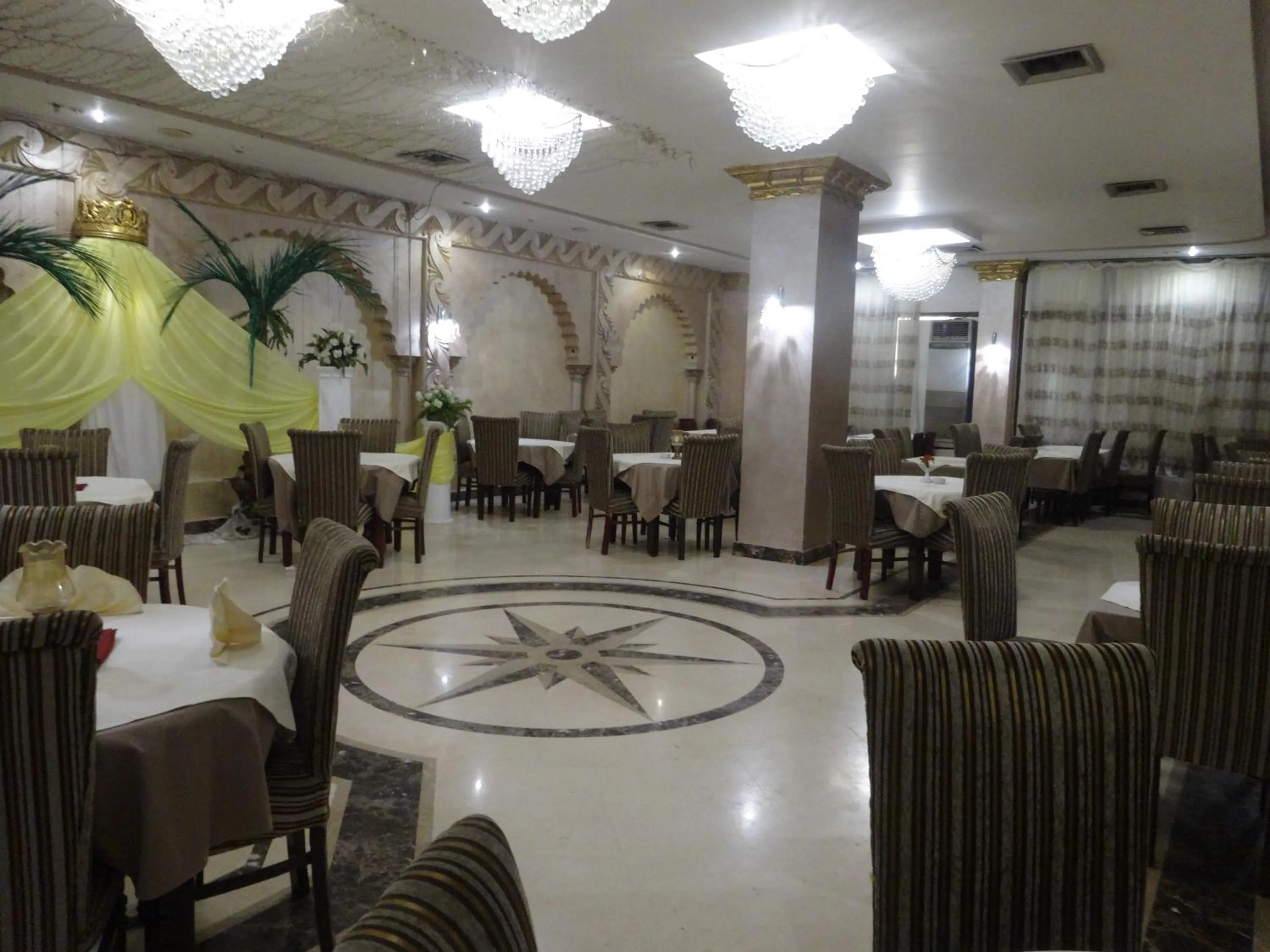 Restaurant/places to eat in Indiana Hotel