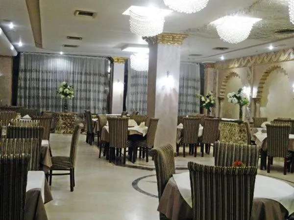 Restaurant/places to eat in Indiana Hotel