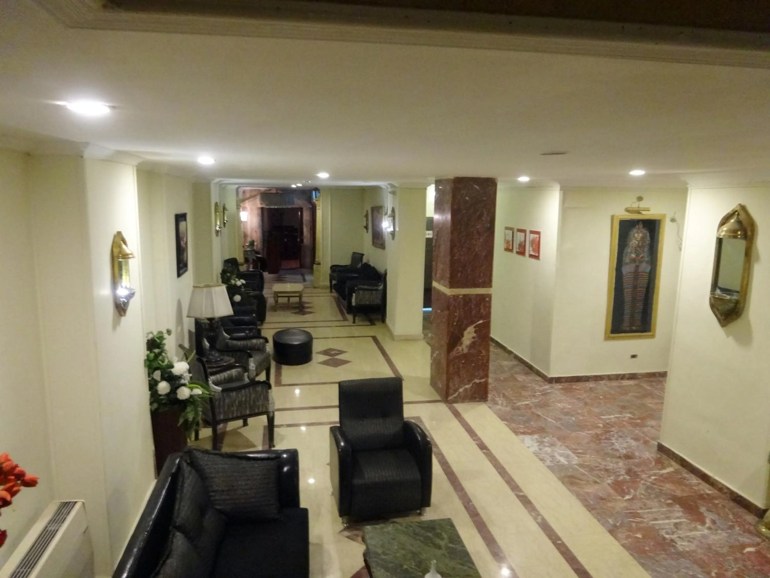 Seating area in Indiana Hotel