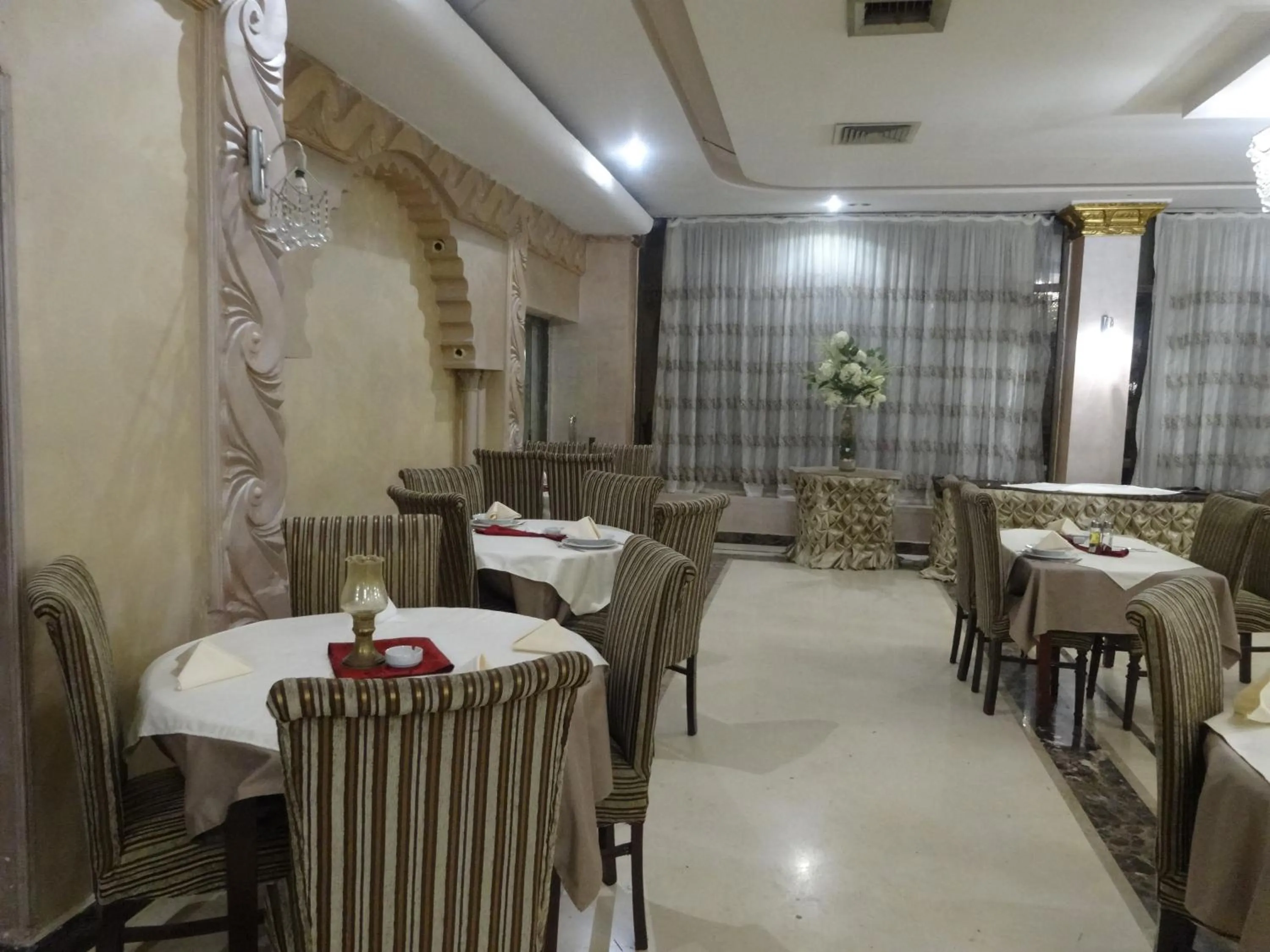 Restaurant/places to eat in Indiana Hotel