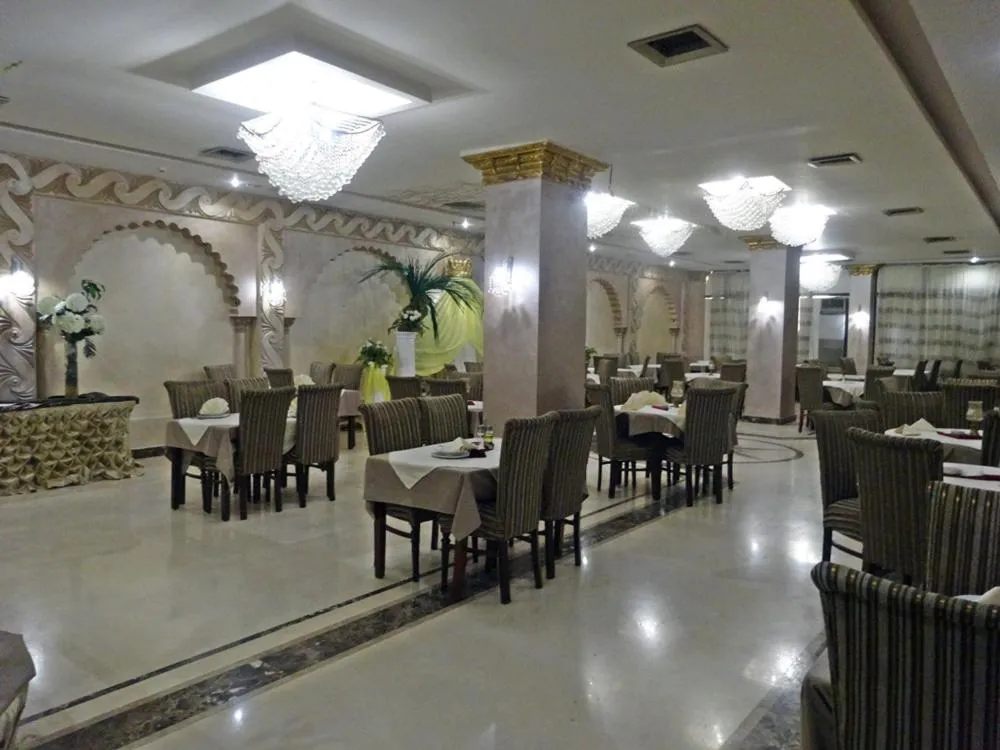 Restaurant/places to eat in Indiana Hotel