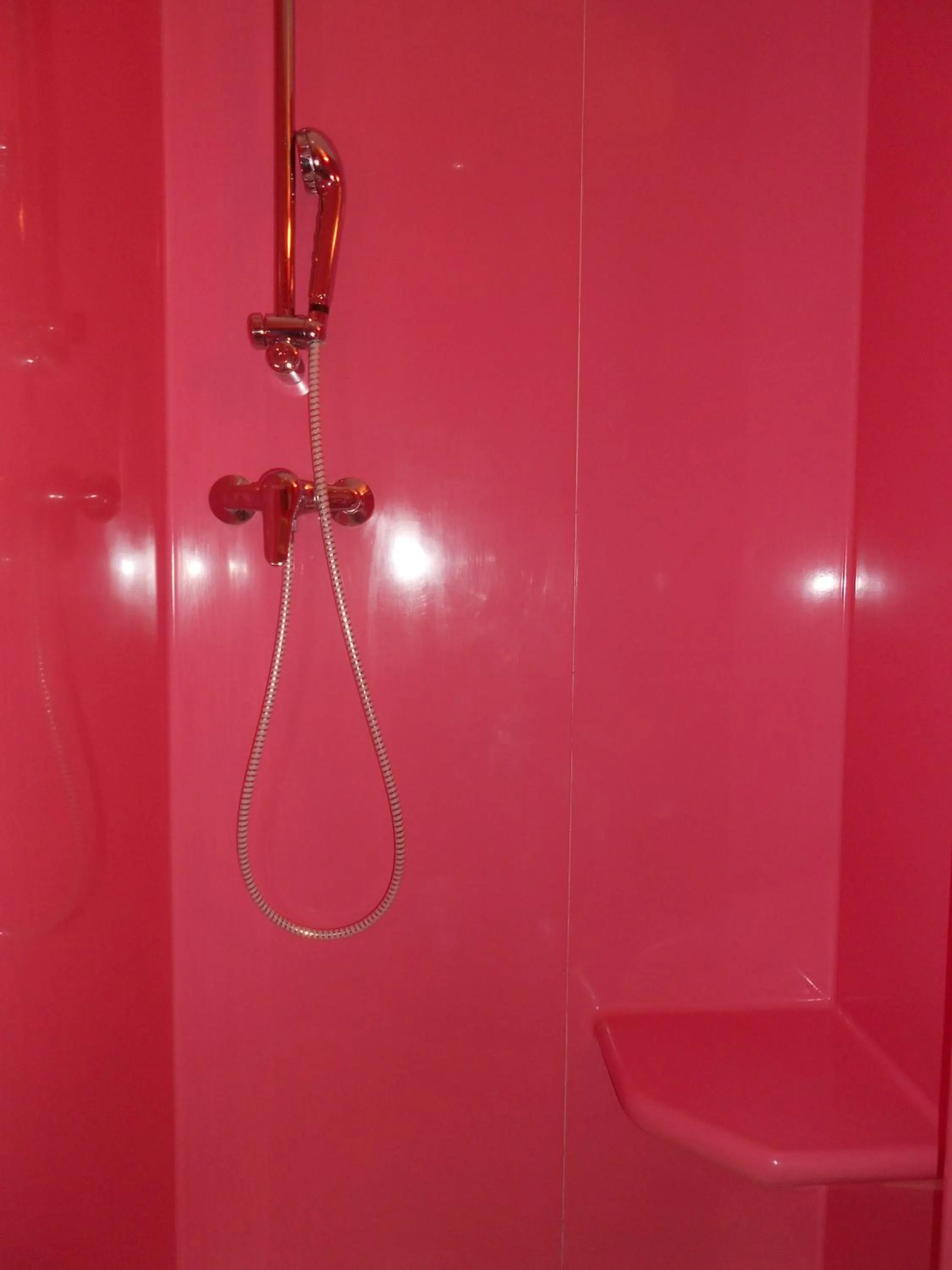 Shower in Hôtel Camou