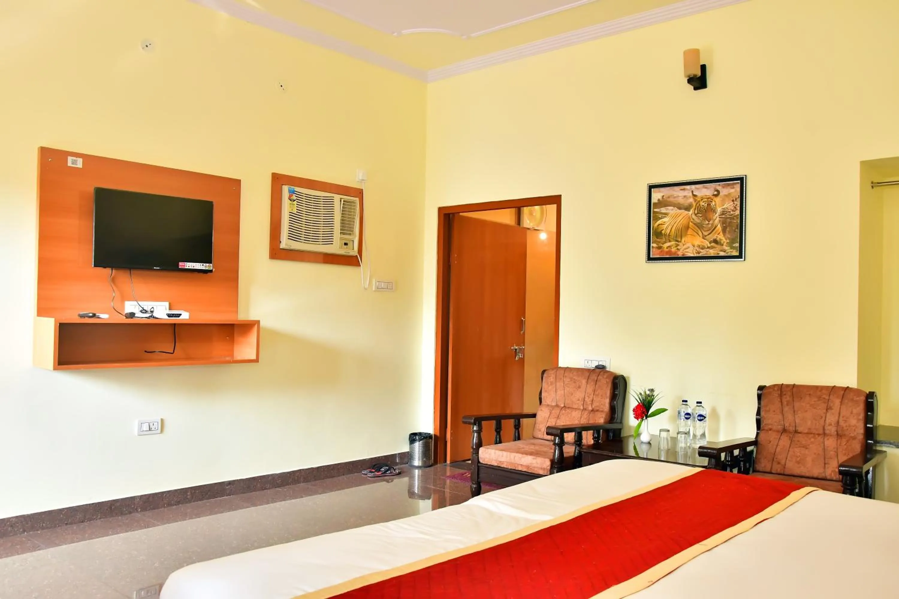 Communal lounge/ TV room, Bed in Motibagh Resort