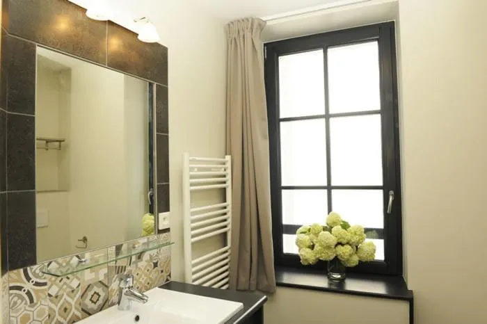 Toilet in Hôtel Restaurant Corto Maltese