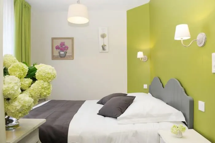 Bed in Hôtel Restaurant Corto Maltese