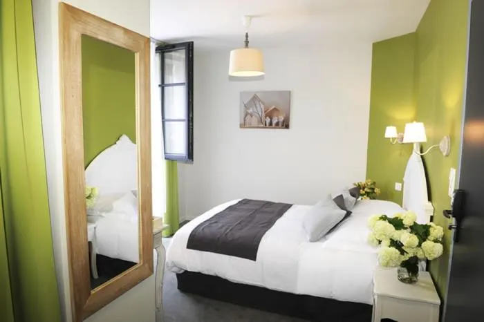 Bed in Hôtel Restaurant Corto Maltese