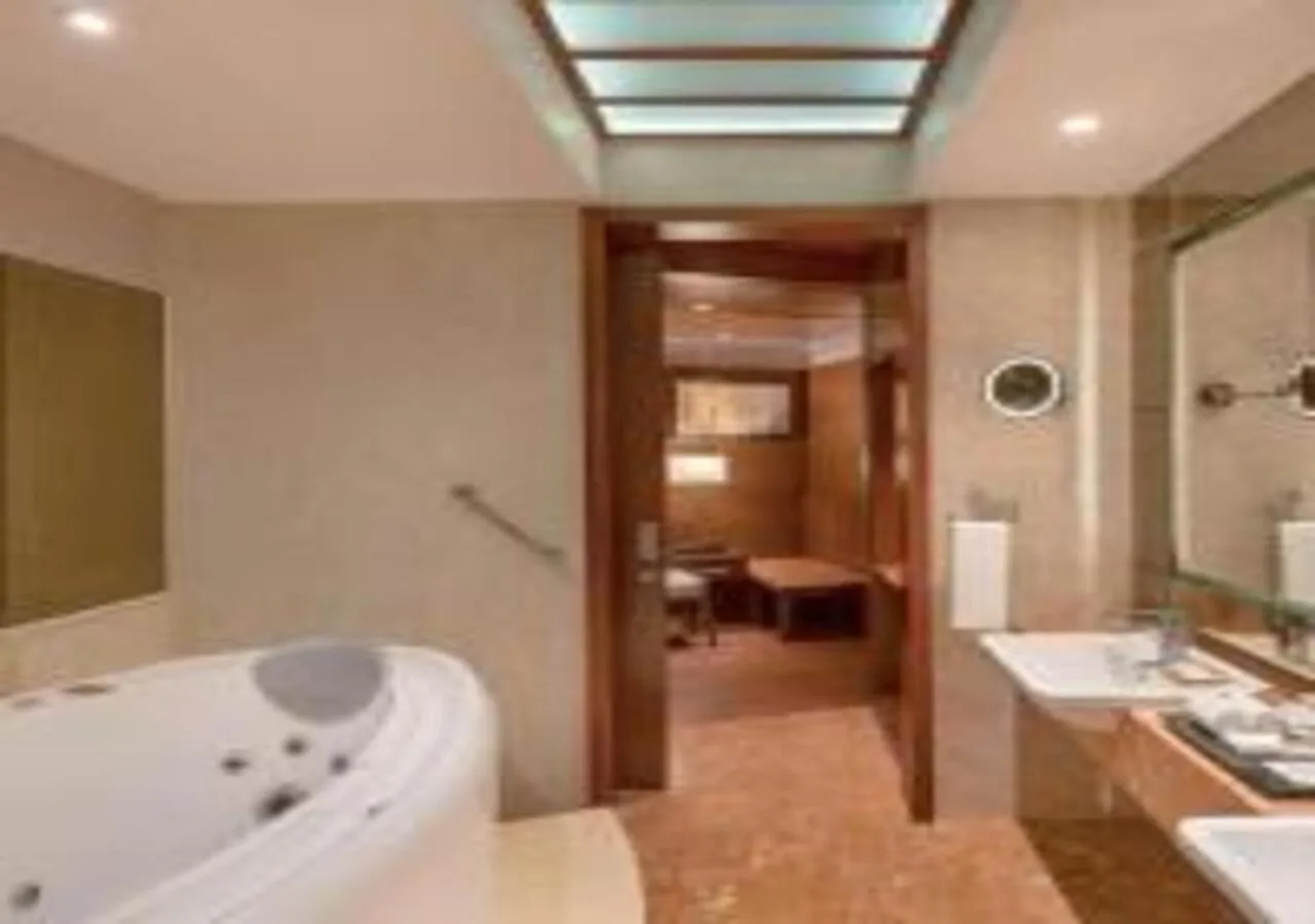 Bathroom, Bed in Radisson Salem