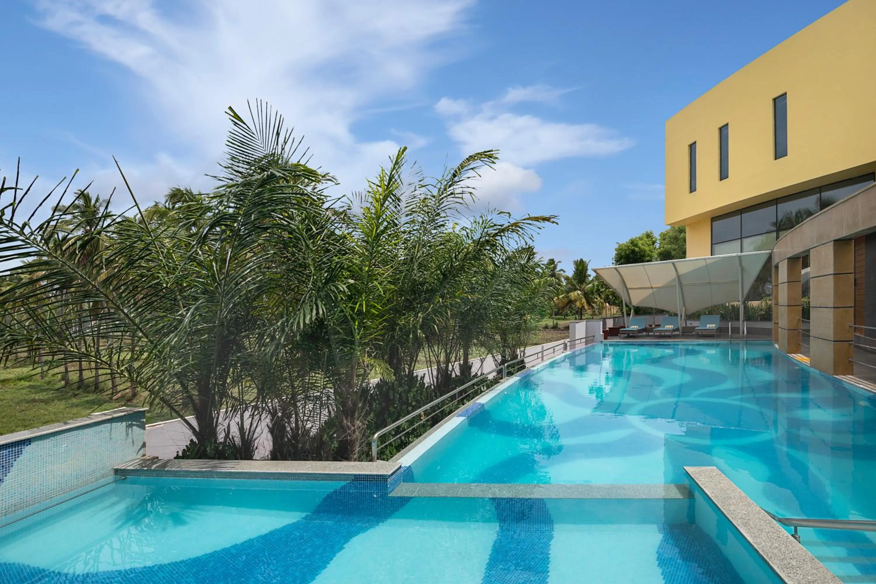 Swimming pool in Radisson Salem