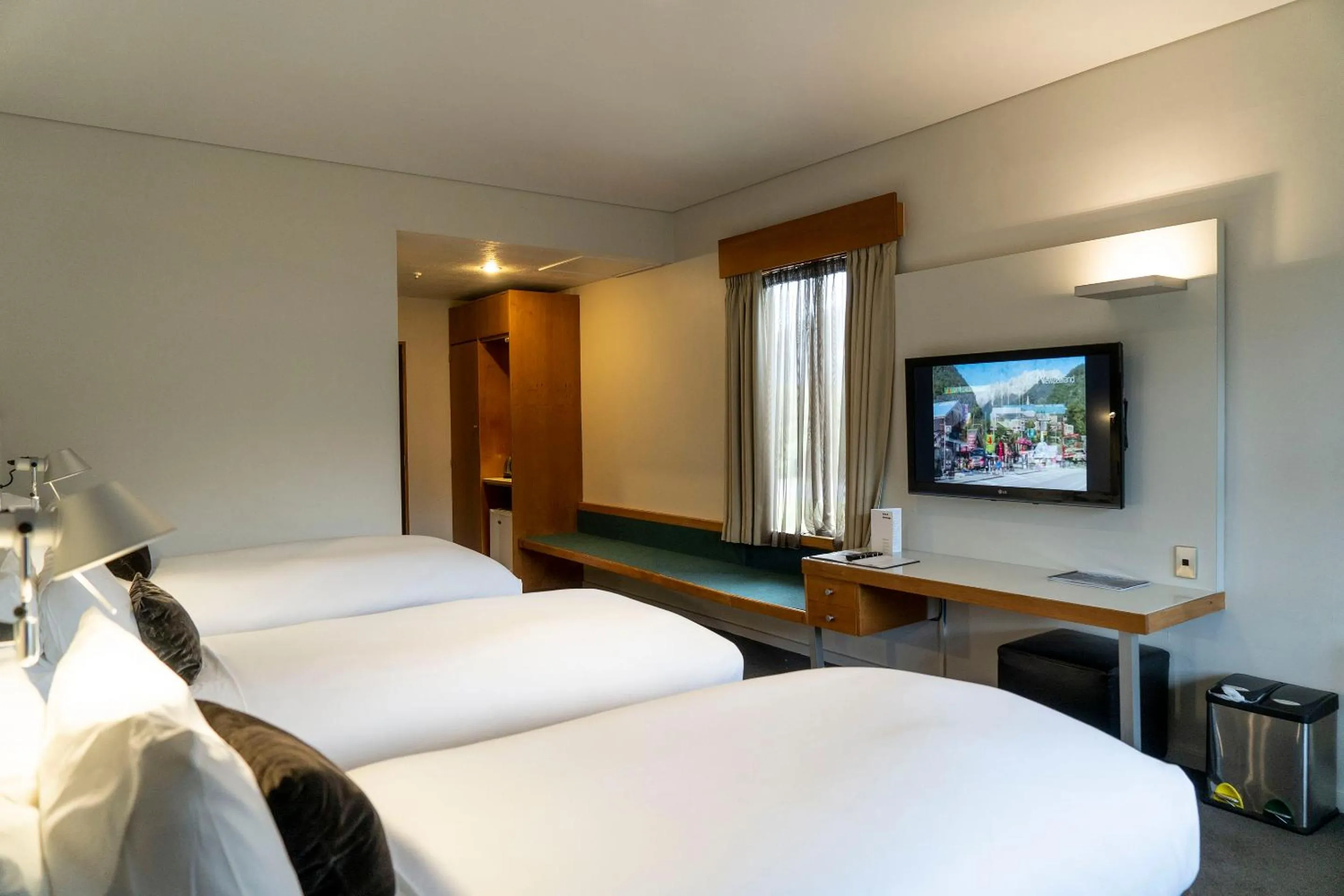 TV and multimedia, Bed in Scenic Hotel Franz Josef Glacier