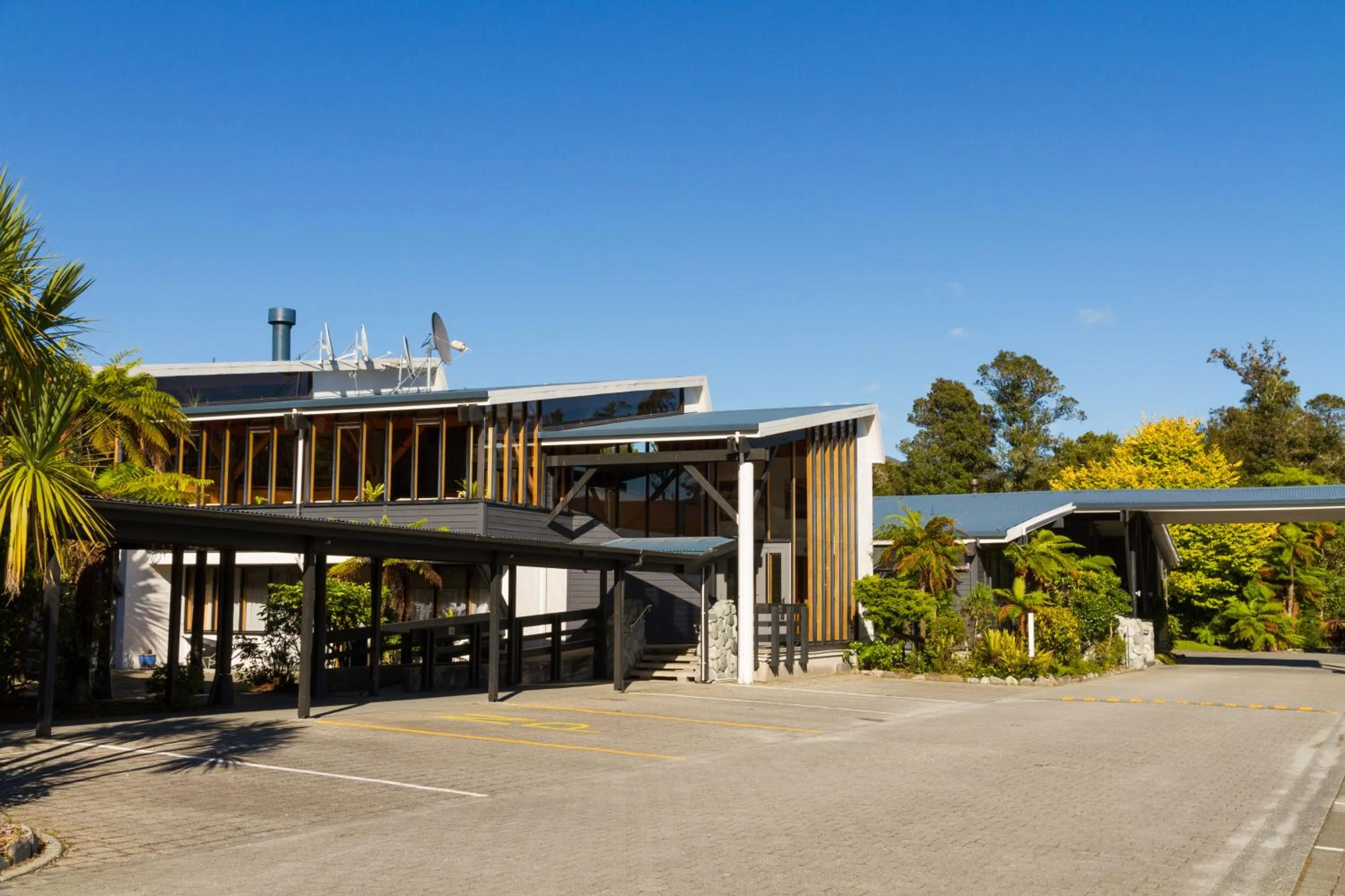 Facade/entrance in Scenic Hotel Franz Josef Glacier