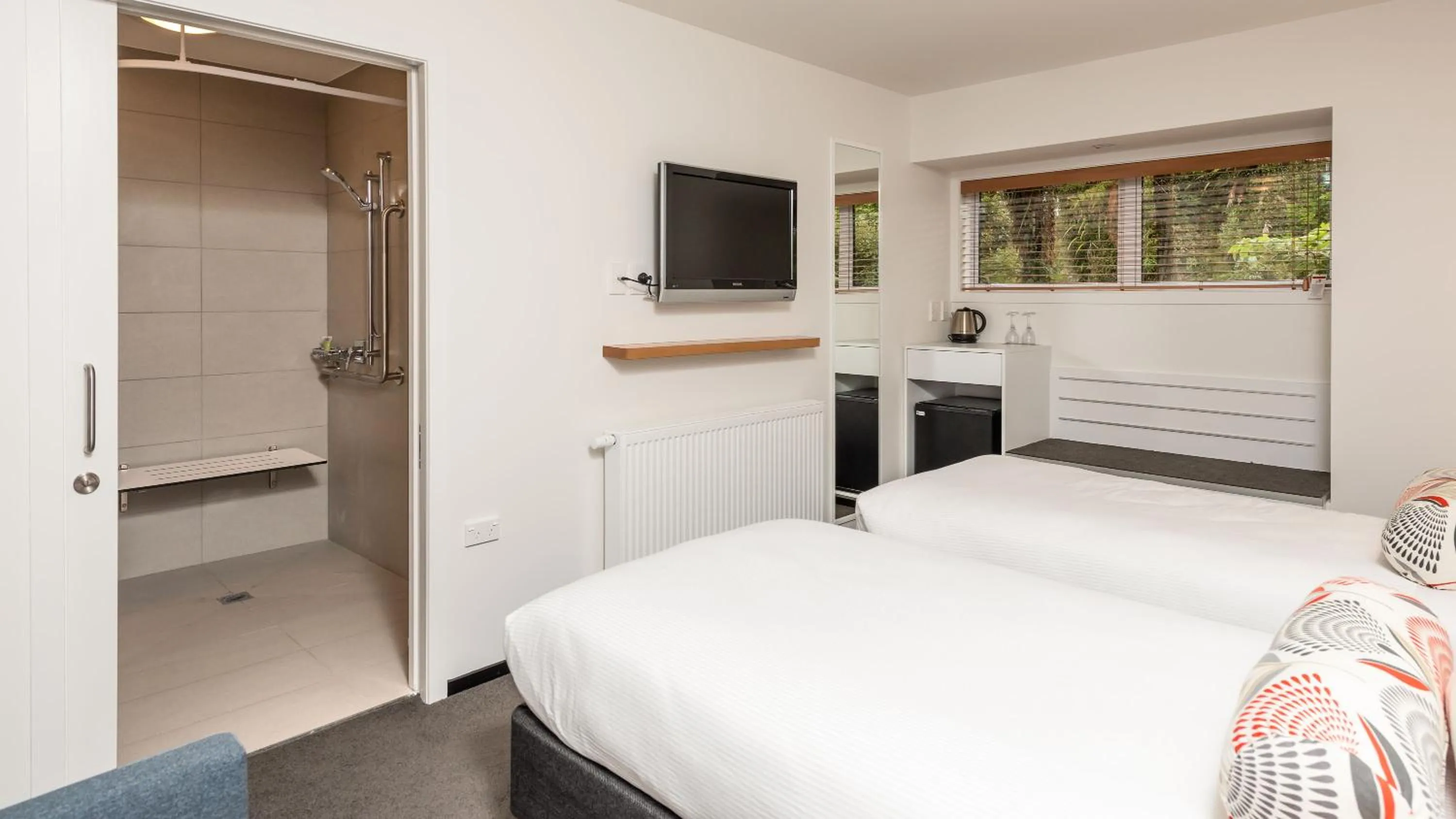 Bedroom, Bed in Heartland Hotel Glacier Country