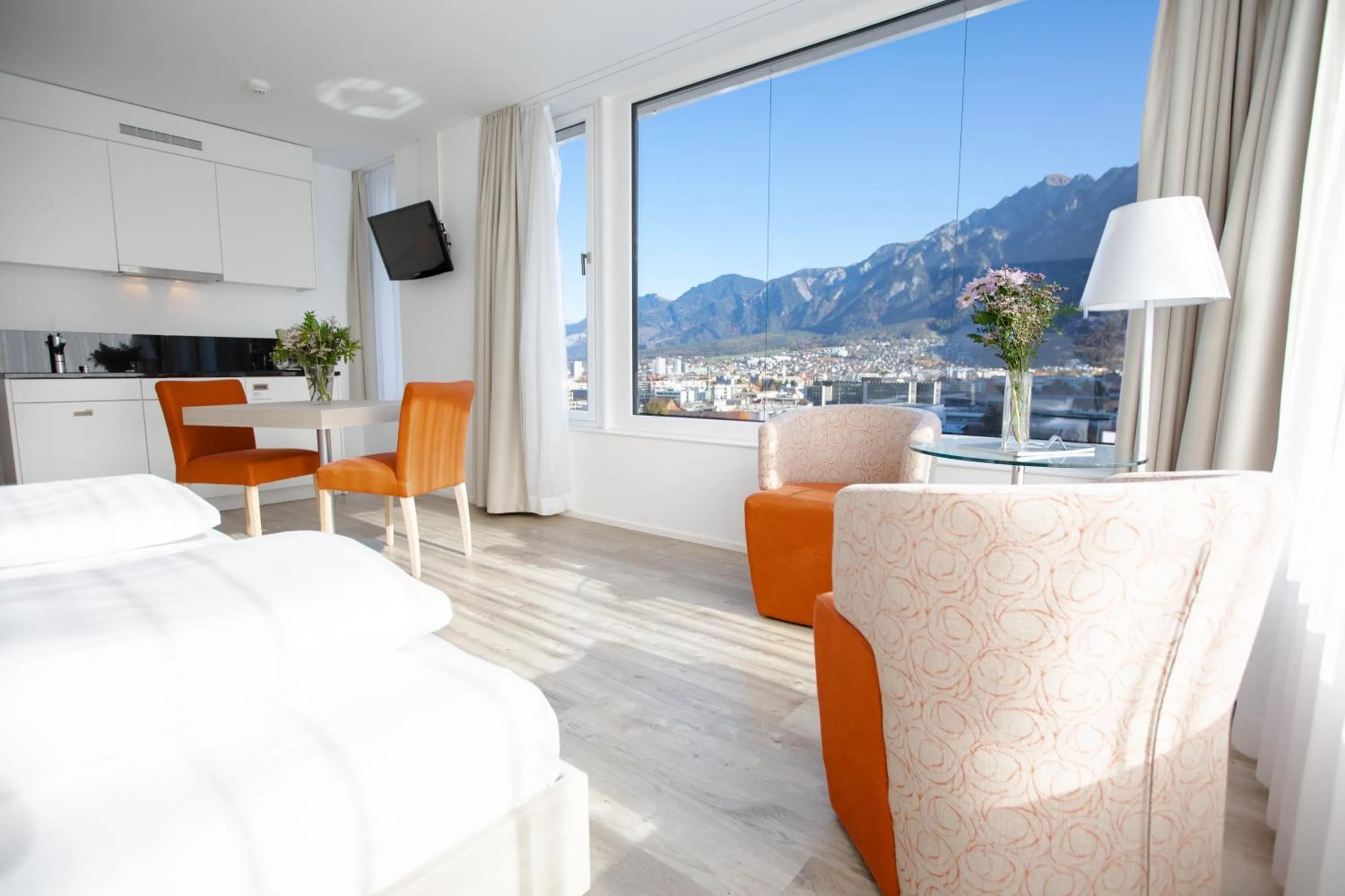 Photo of the whole room, Bed in Mercure Chur City West