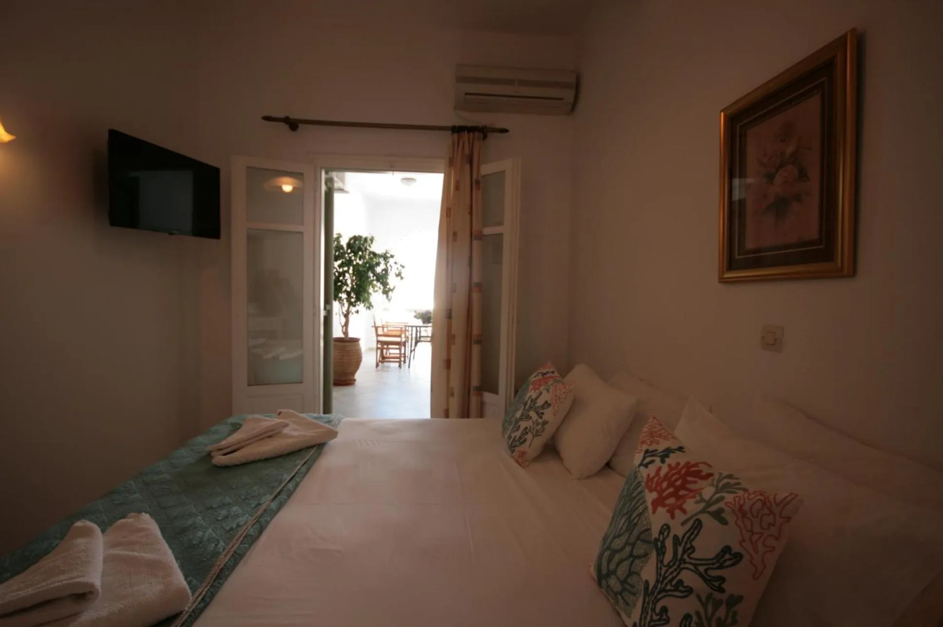 Bed in Hara Studios and Apartments