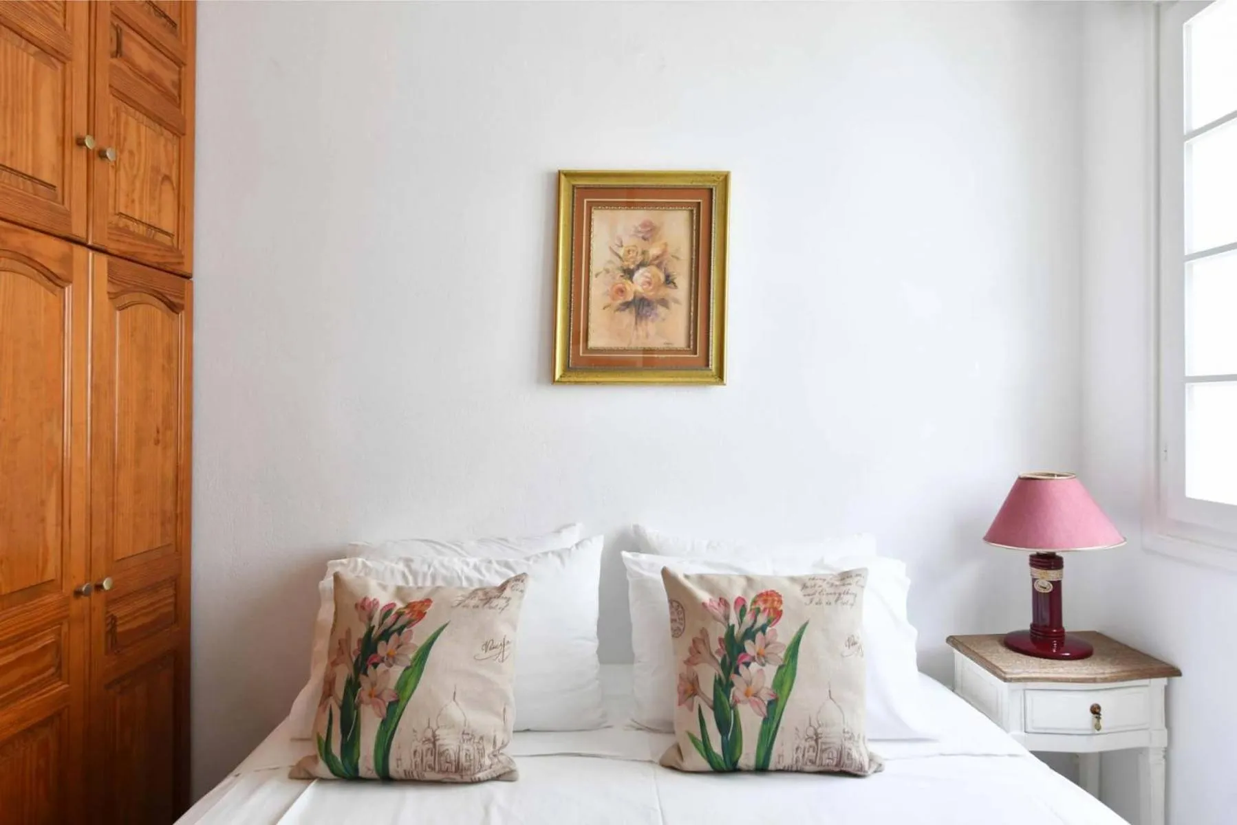 Bed in Hara Studios and Apartments