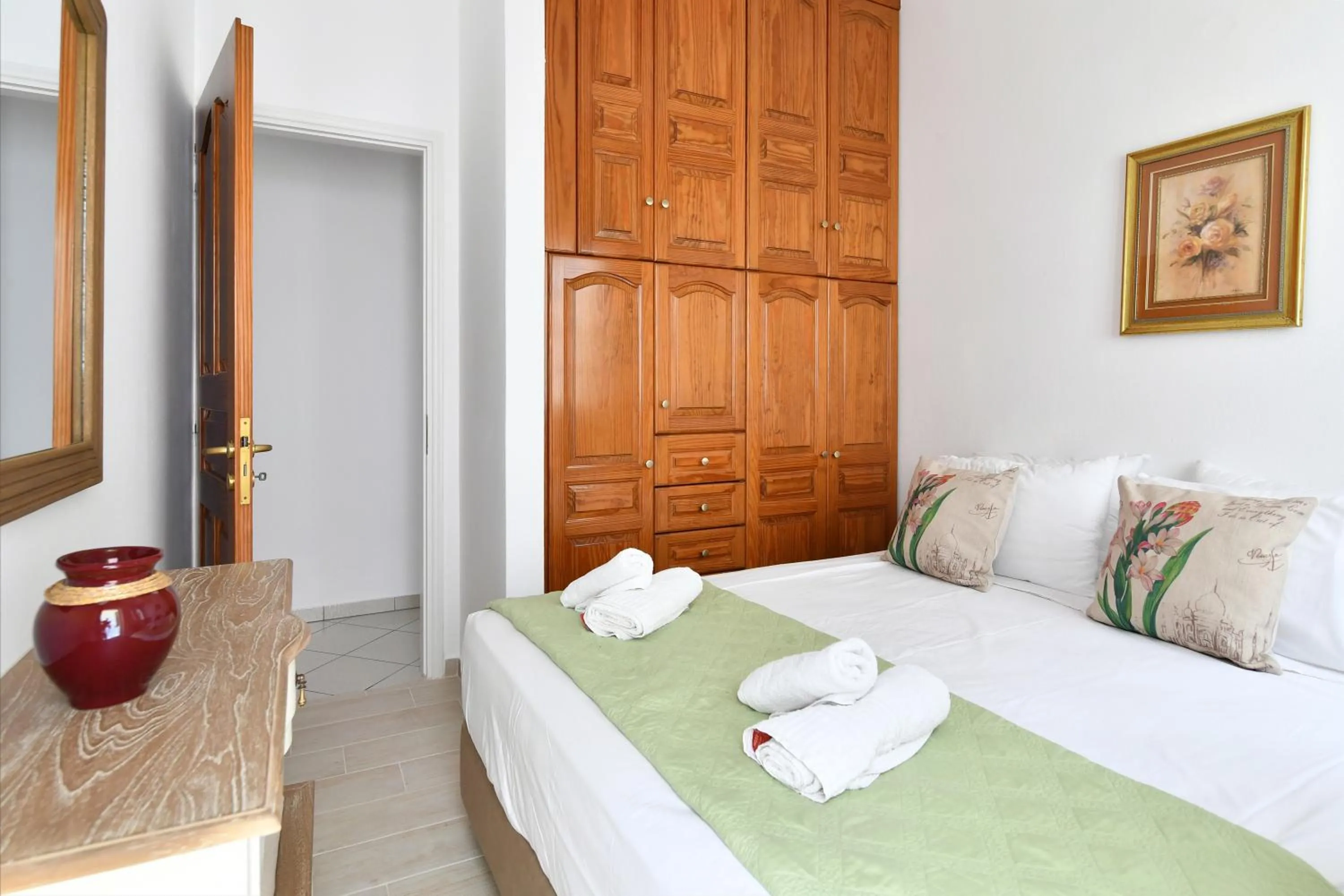 Bed in Hara Studios and Apartments