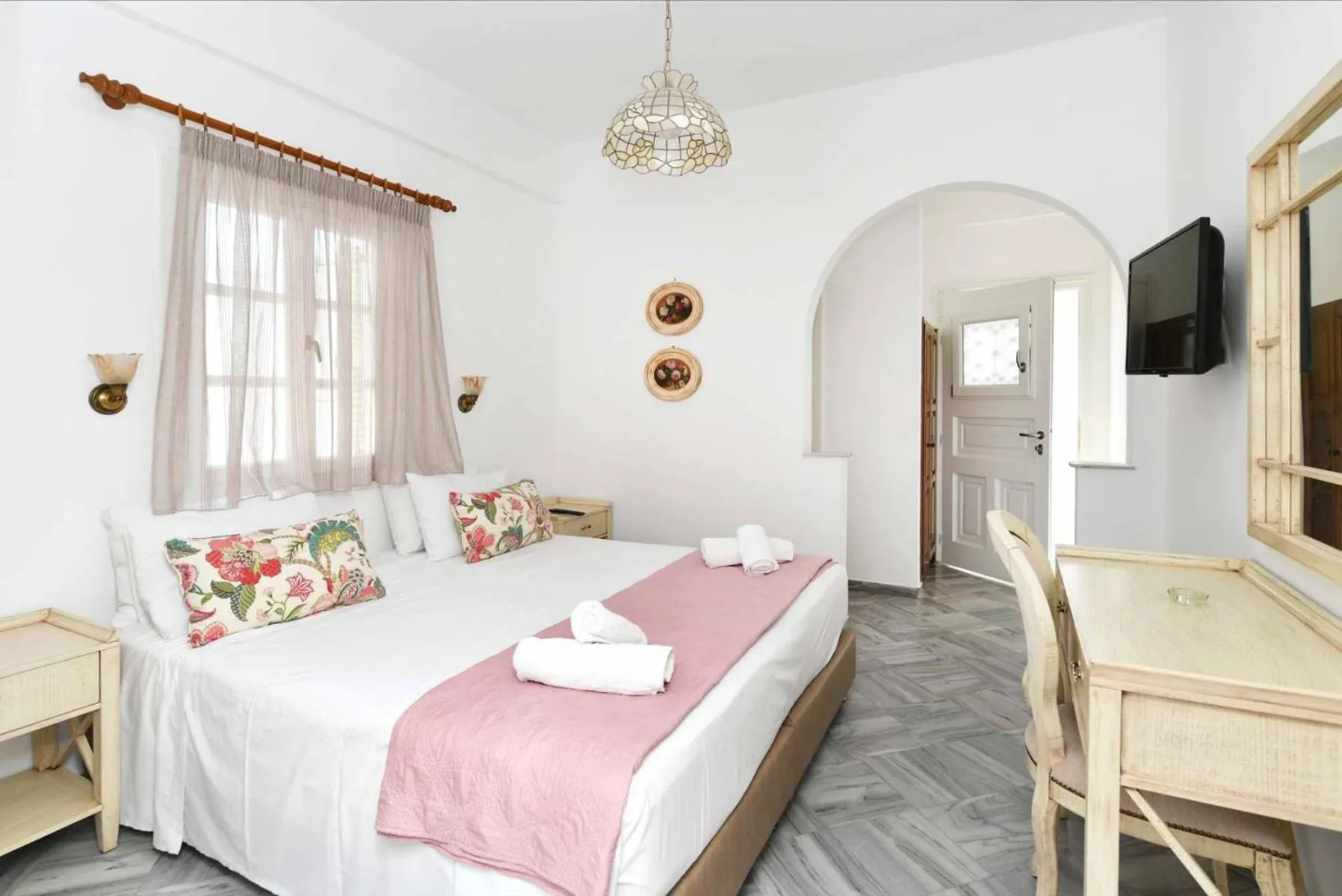 Bed in Hara Studios and Apartments