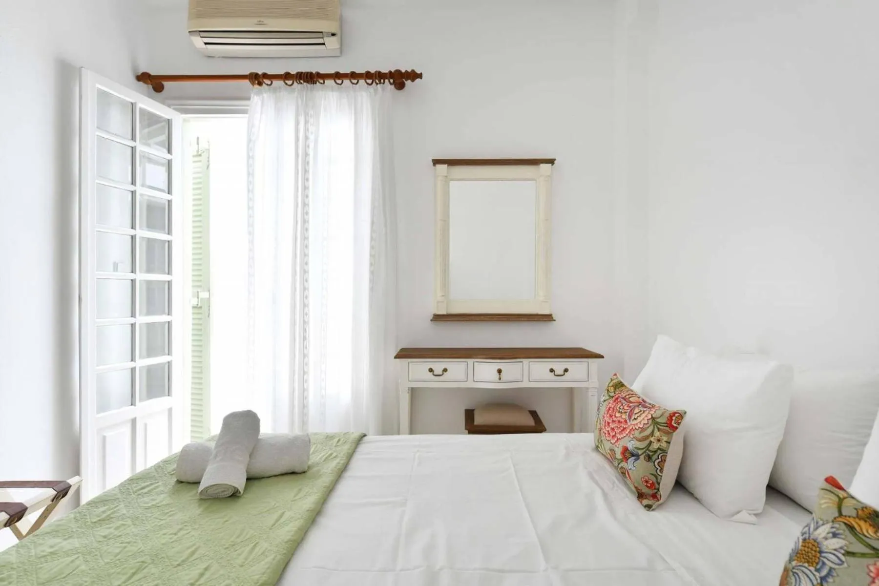 Bed in Hara Studios and Apartments