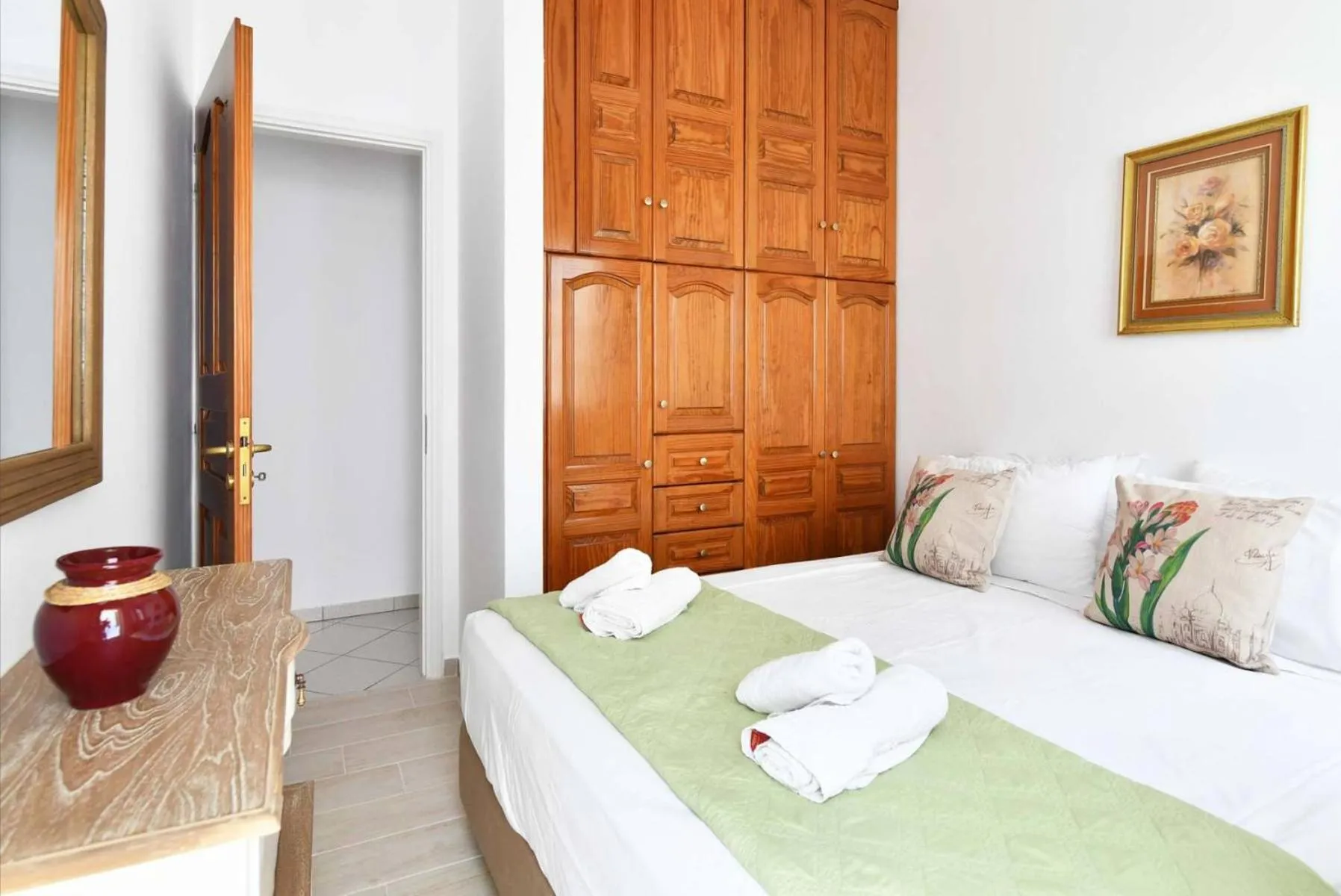 Bed in Hara Studios and Apartments