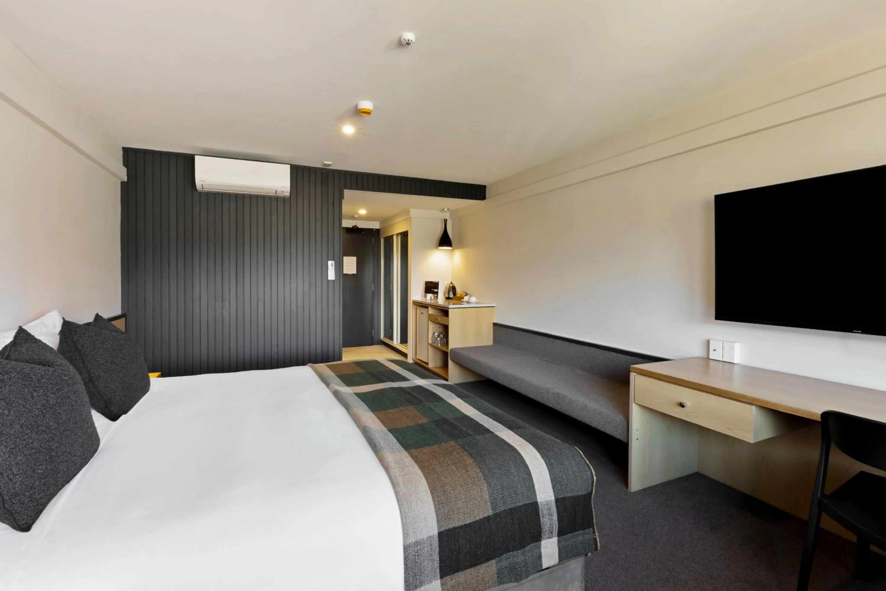 TV and multimedia, Bed in Heartland Hotel Queenstown