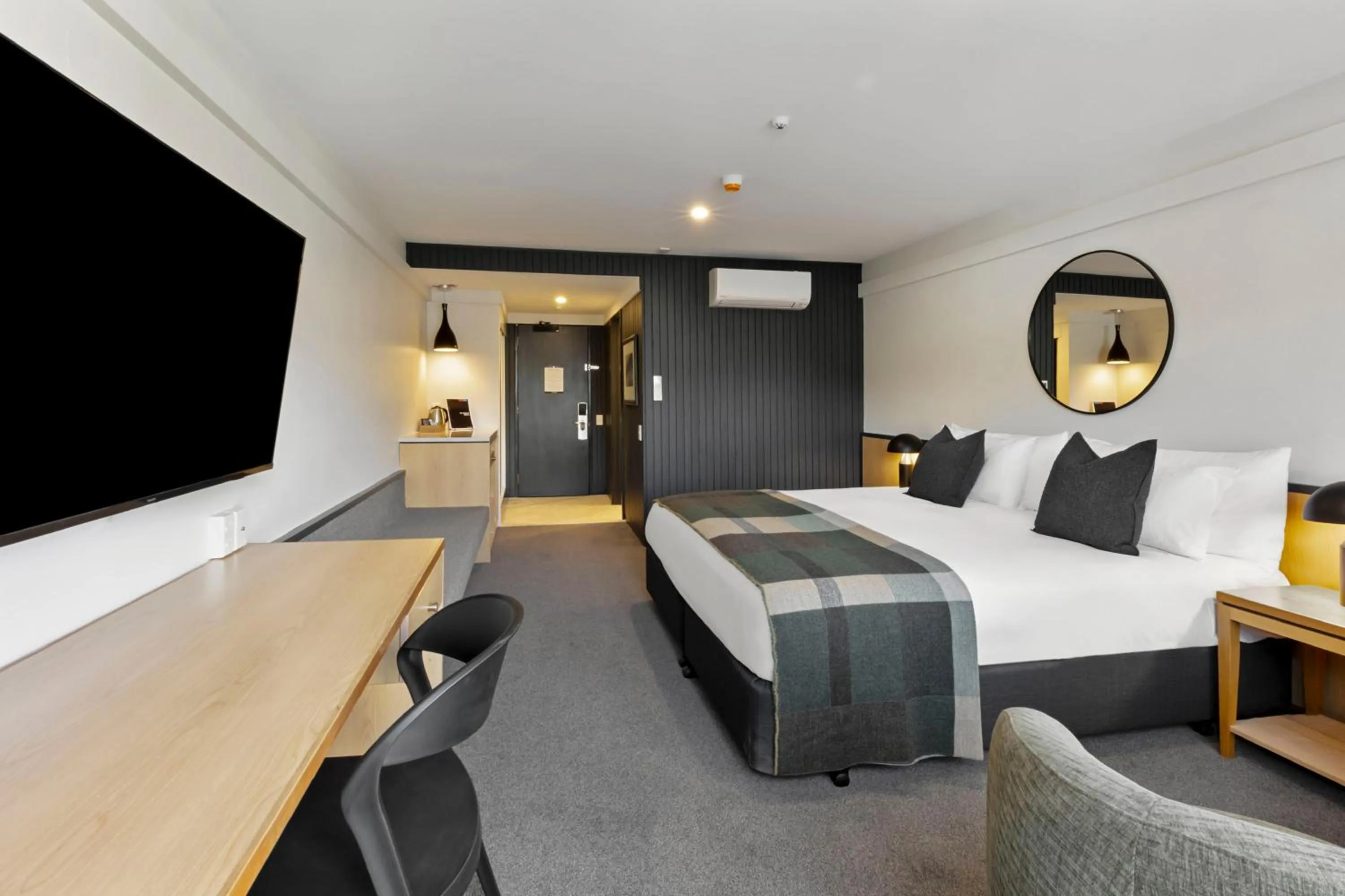 TV and multimedia, Bed in Heartland Hotel Queenstown