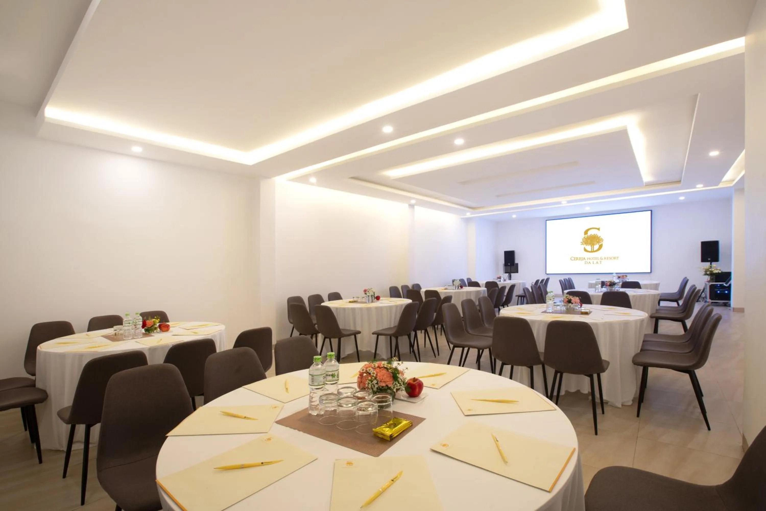 Business facilities in CEREJA Hotel & Resort Dalat