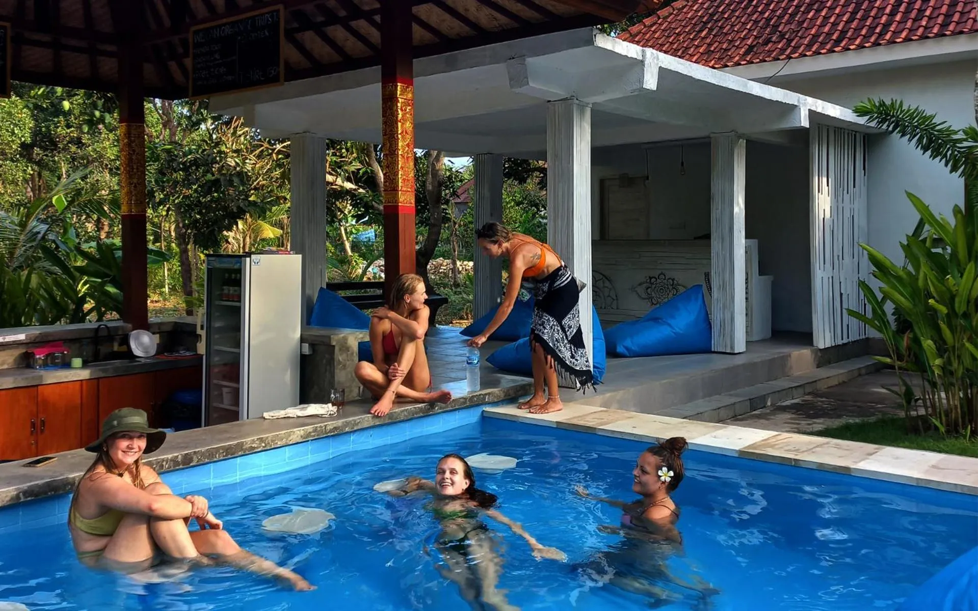Swimming pool in Castaway Island Hostel