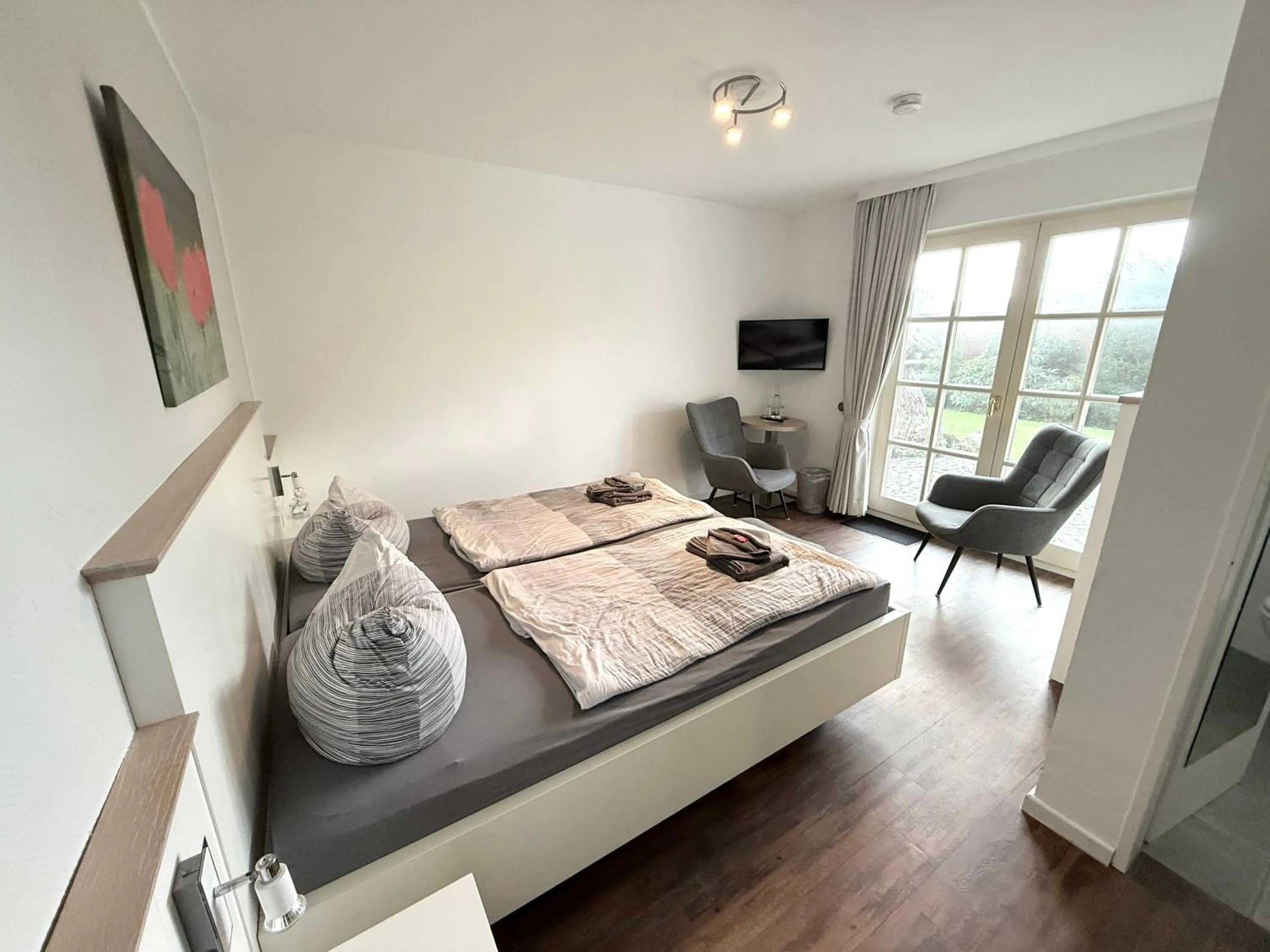 Photo of the whole room, Bed in Hotel garni Seeluft Büsum