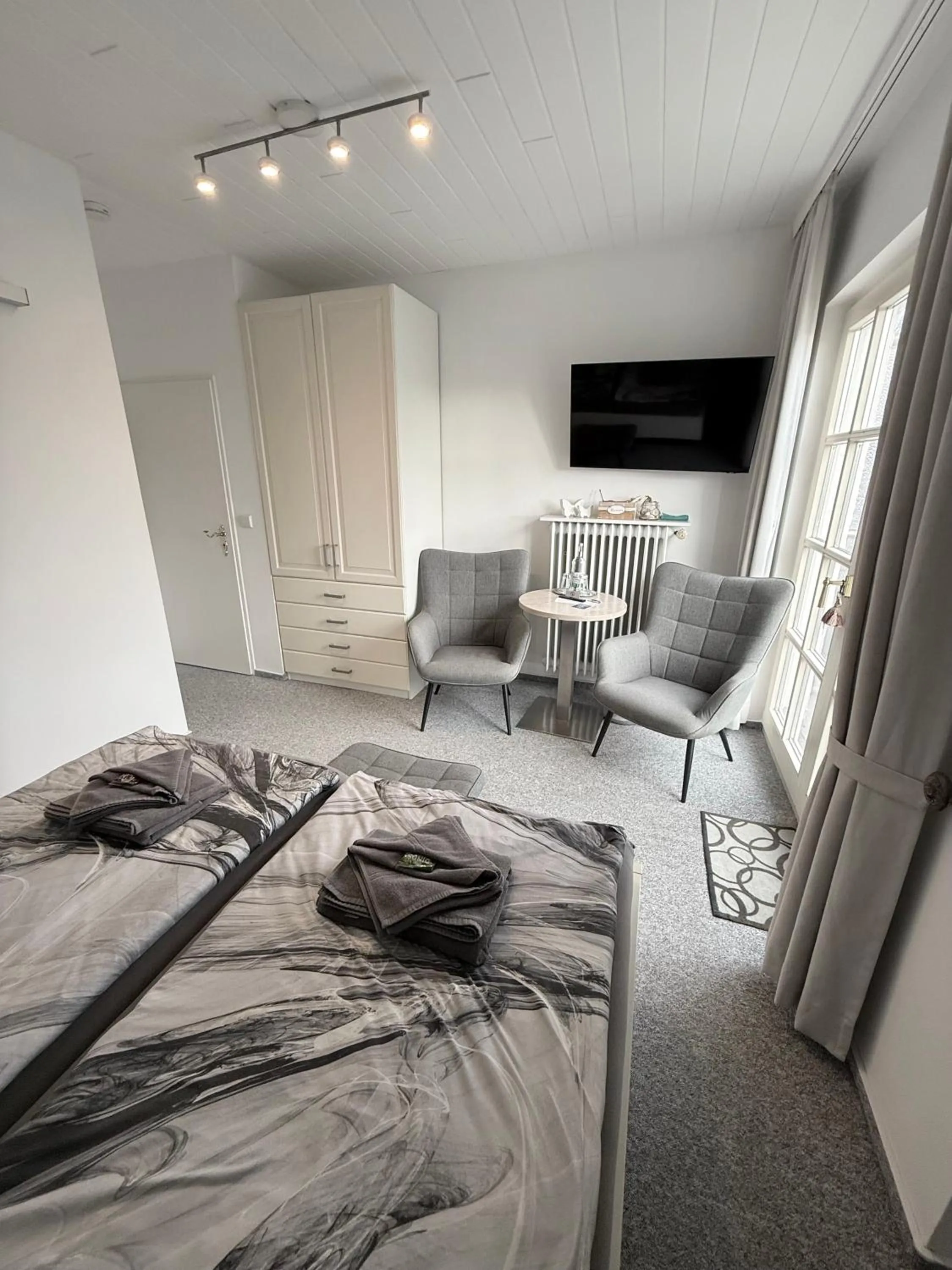 Photo of the whole room, Bed in Hotel garni Seeluft Büsum