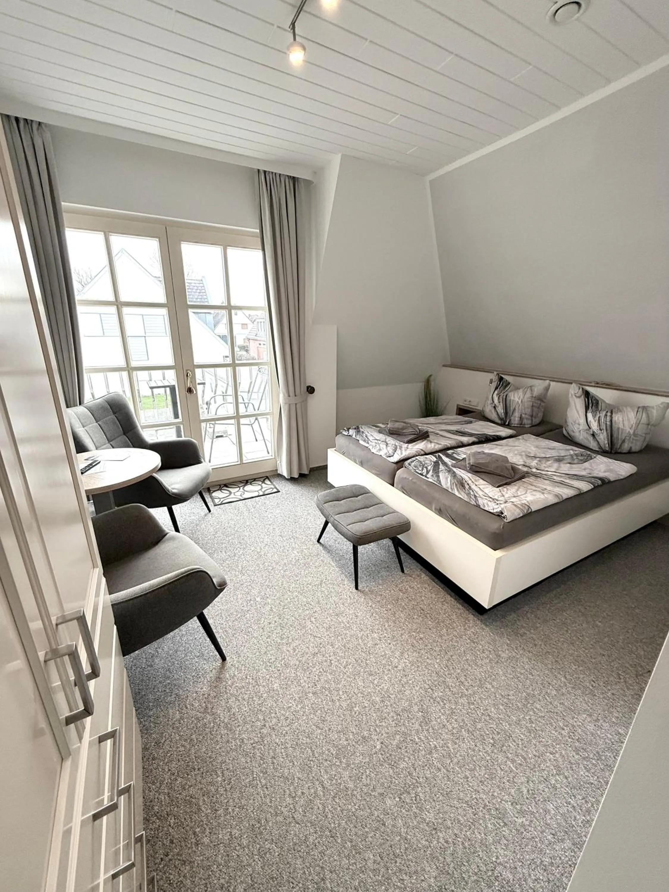 Photo of the whole room, Bed in Hotel garni Seeluft Büsum