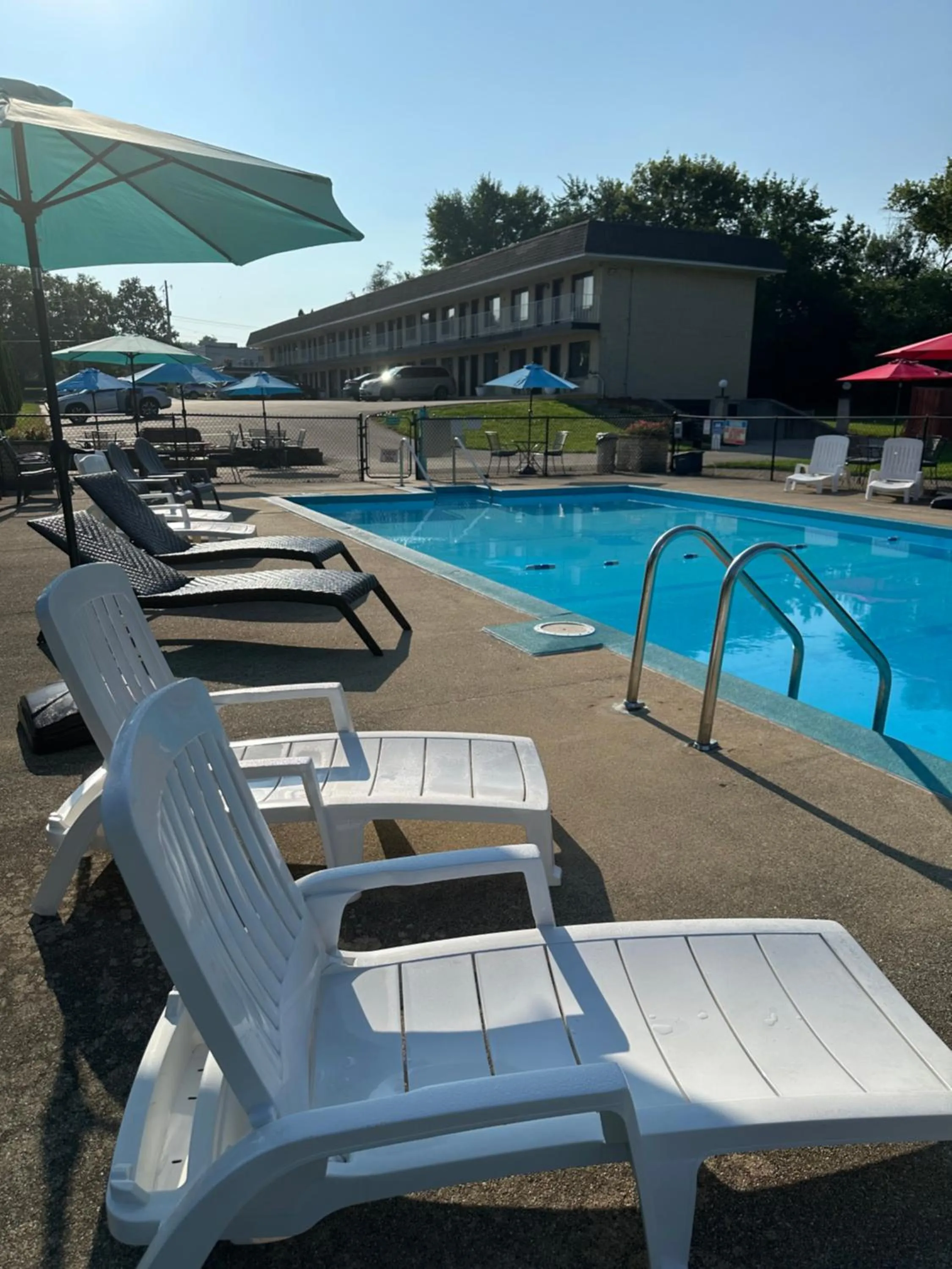 Swimming pool in Geneva Wells Inn