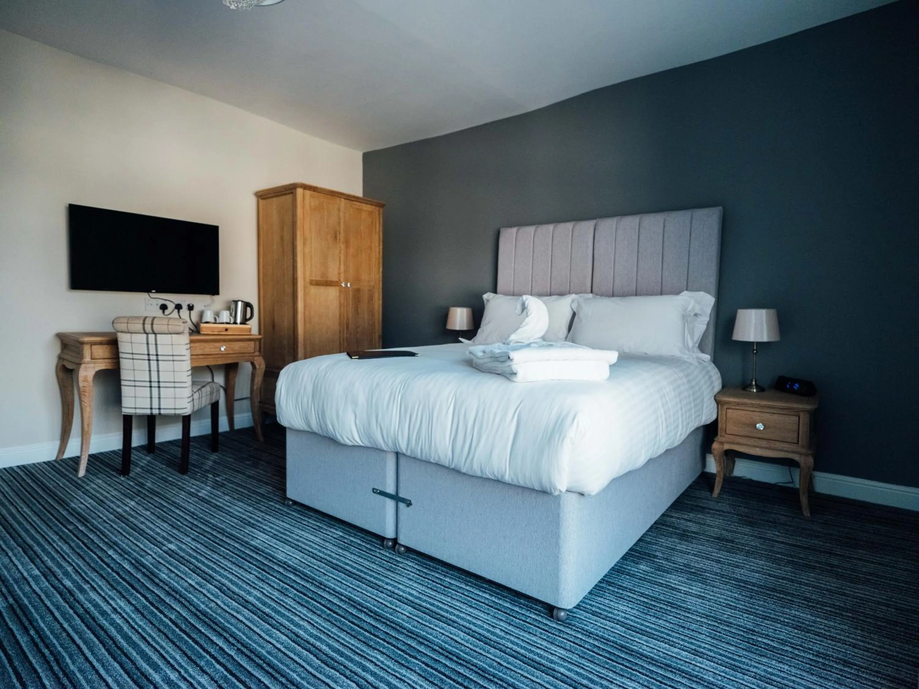 Bedroom, Bed in The Bell Inn