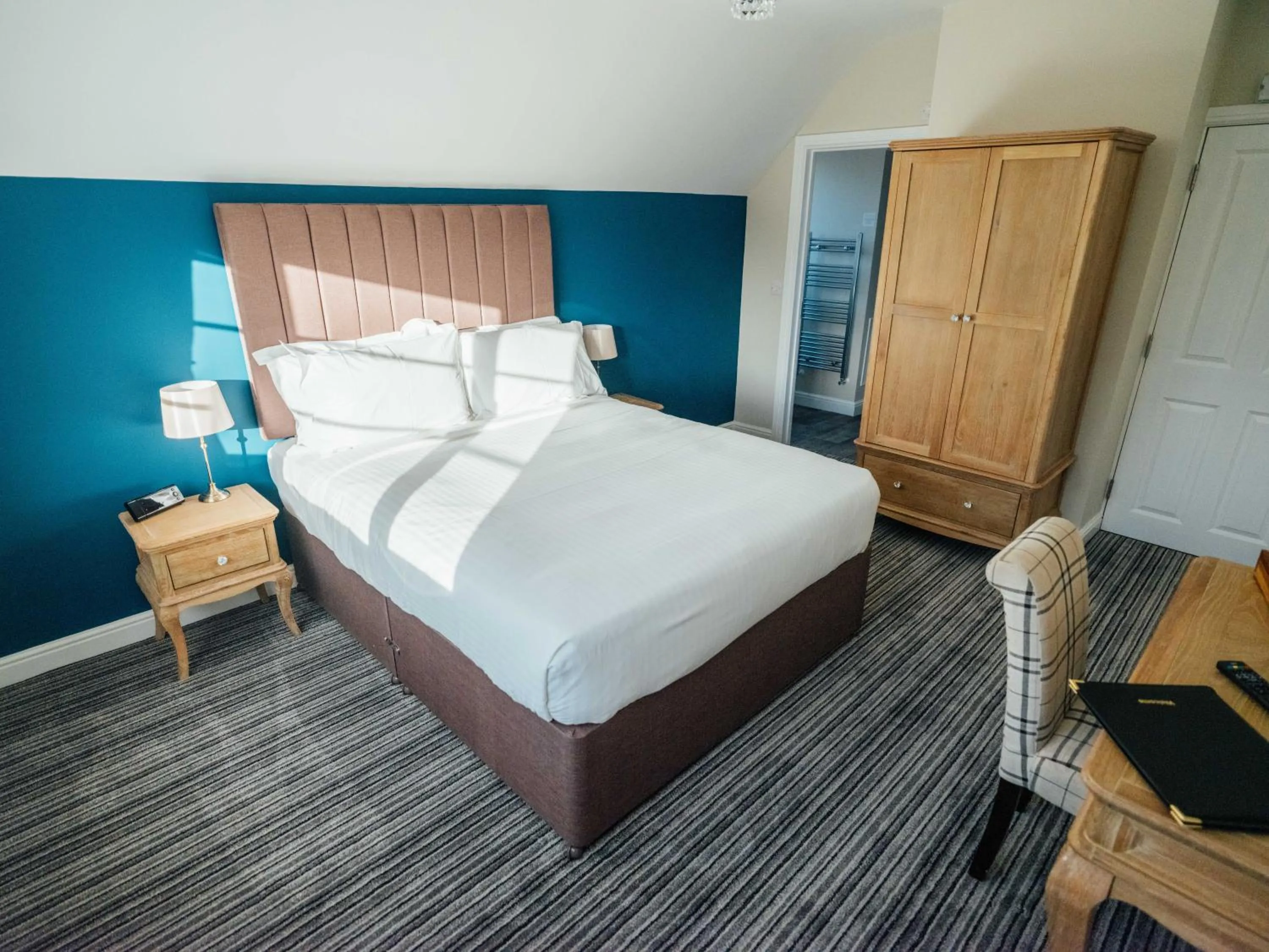 Bedroom, Bed in The Bell Inn