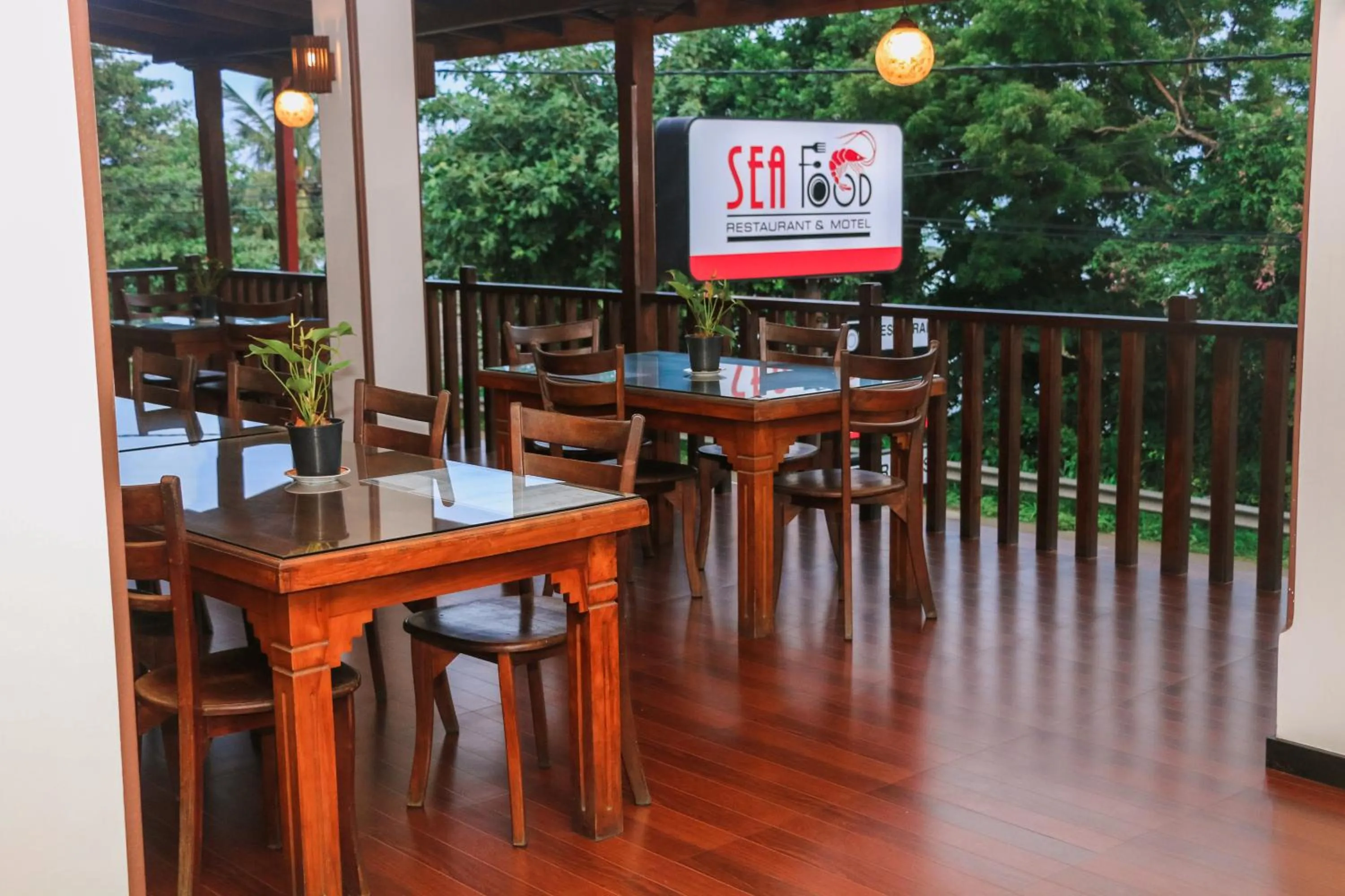 Restaurant/places to eat in Seafood Restaurant and Motel