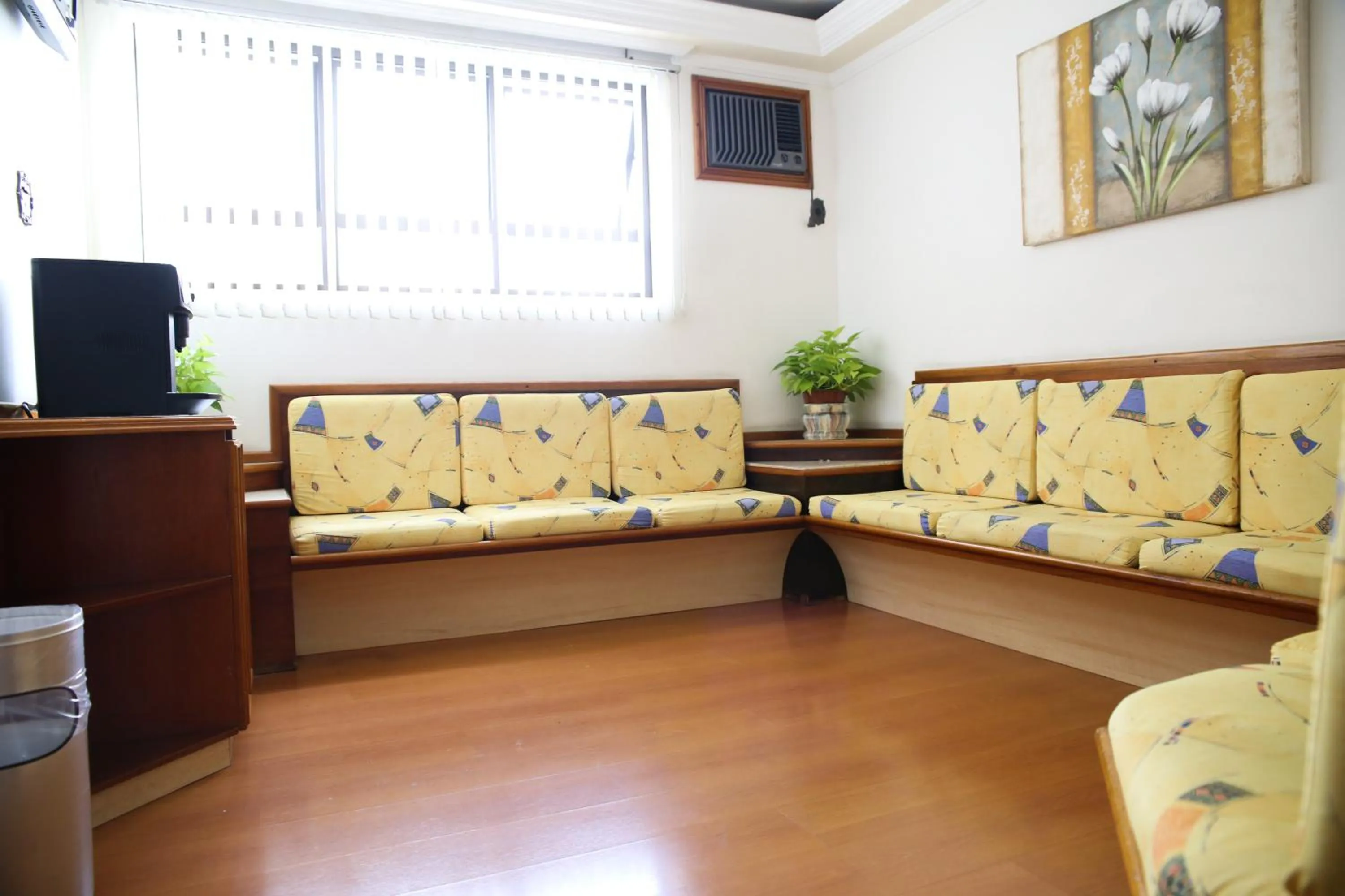 Communal lounge/ TV room in Maison Florense Hotel