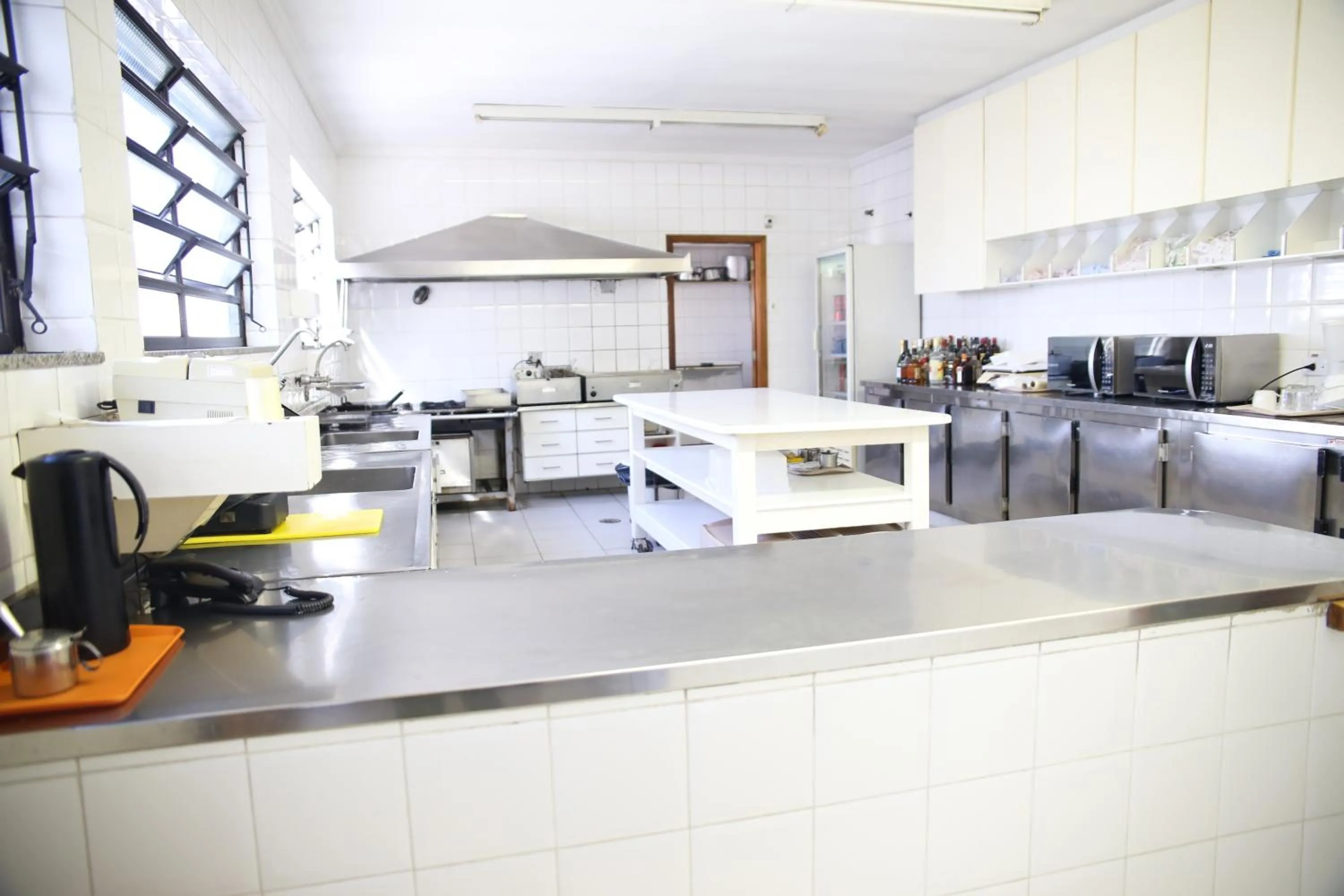 Communal kitchen in Maison Florense Hotel