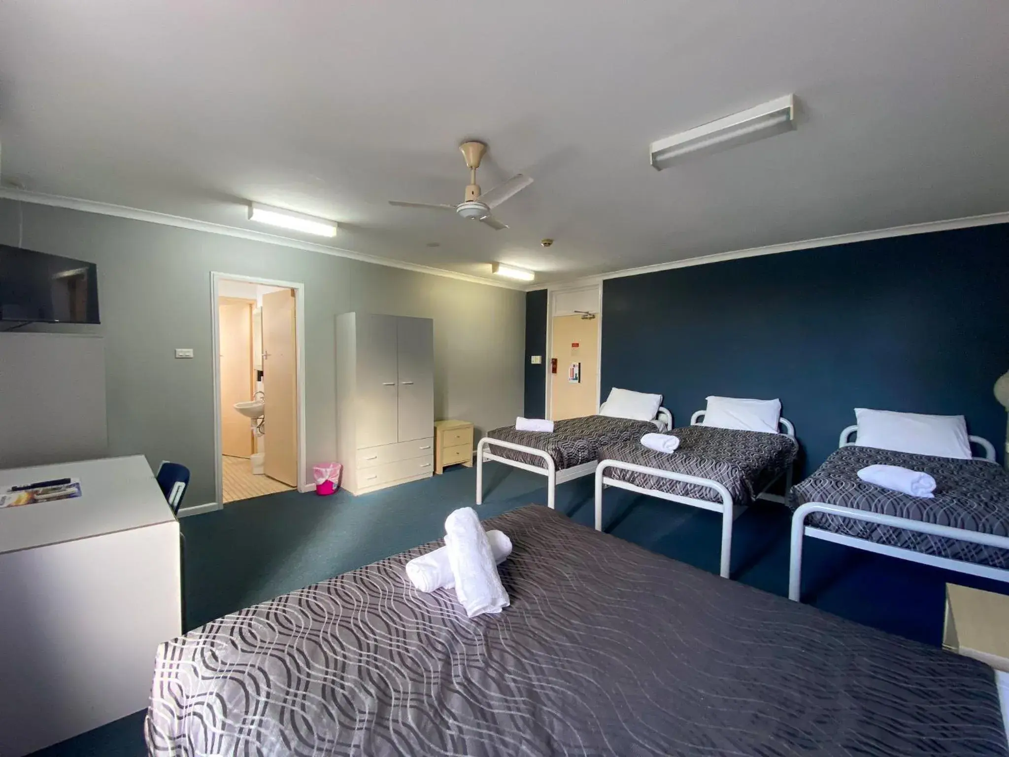 Large Family Room in The Palms Motel- Formerly Flinders Motel Large Family Room in The Palms Motel- Formerly Flinders Motel