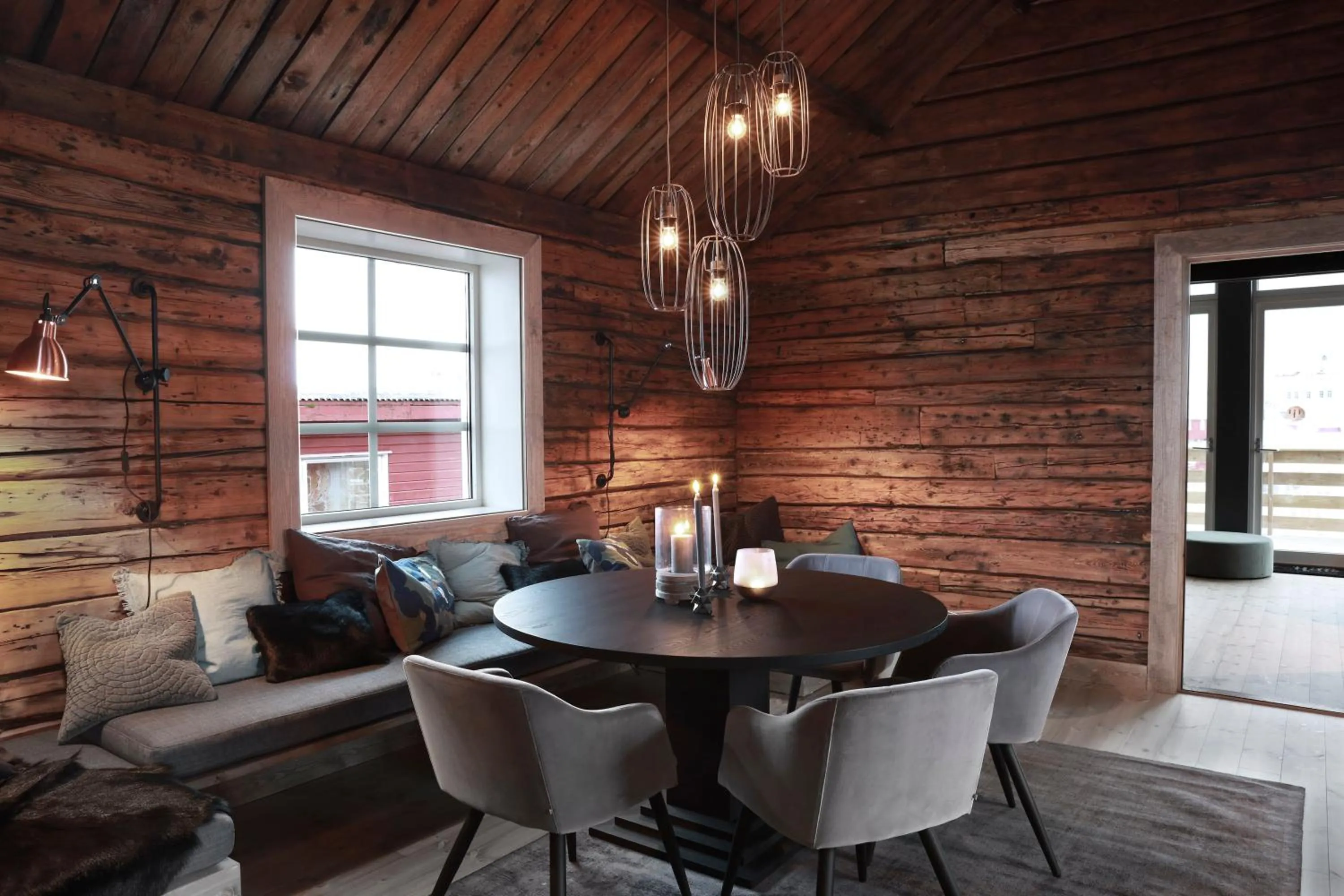 Dining area in Solsiden Brygge Rorbuer