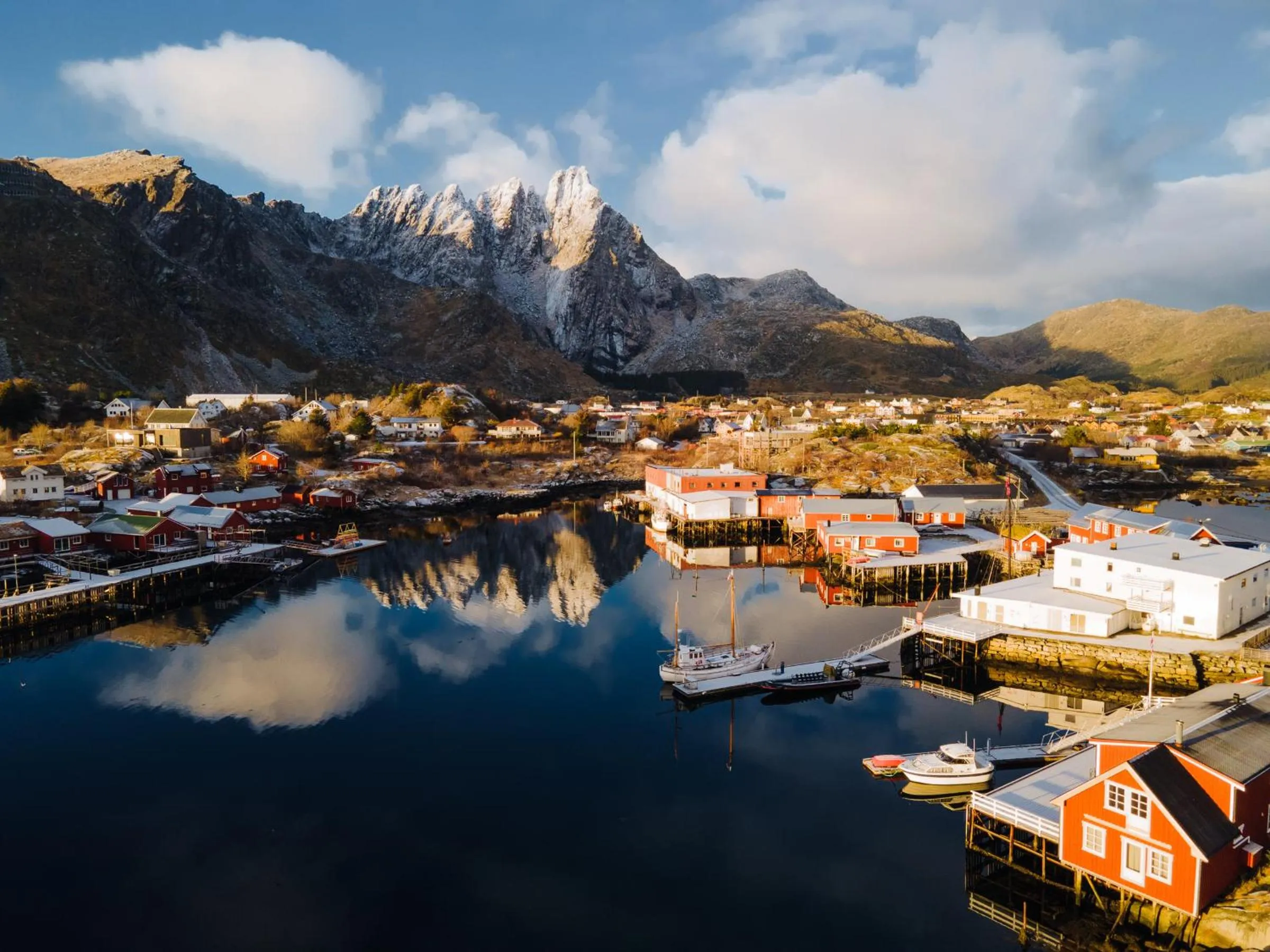Property building in Solsiden Brygge Rorbuer