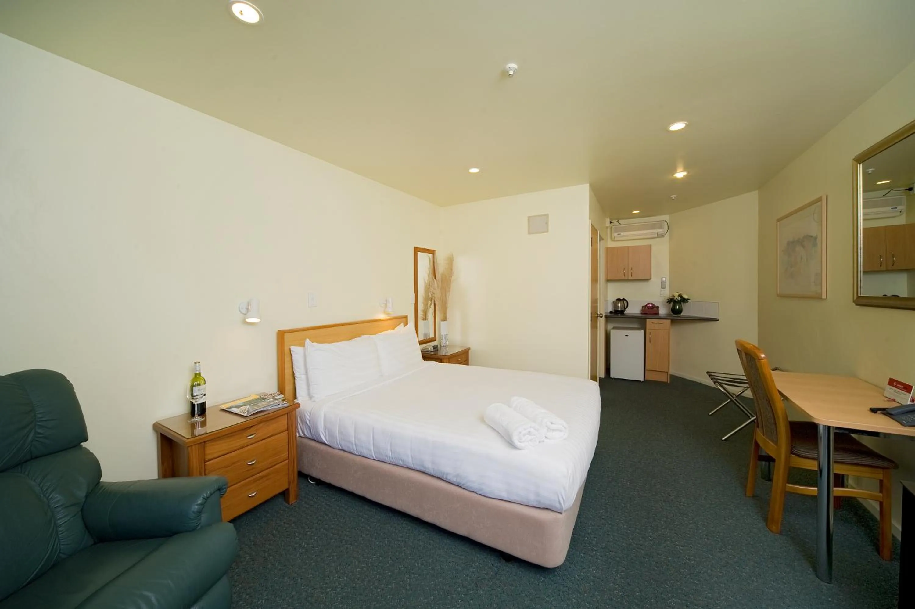 Photo of the whole room, Bed in Best Western Ellerslie International Hotel