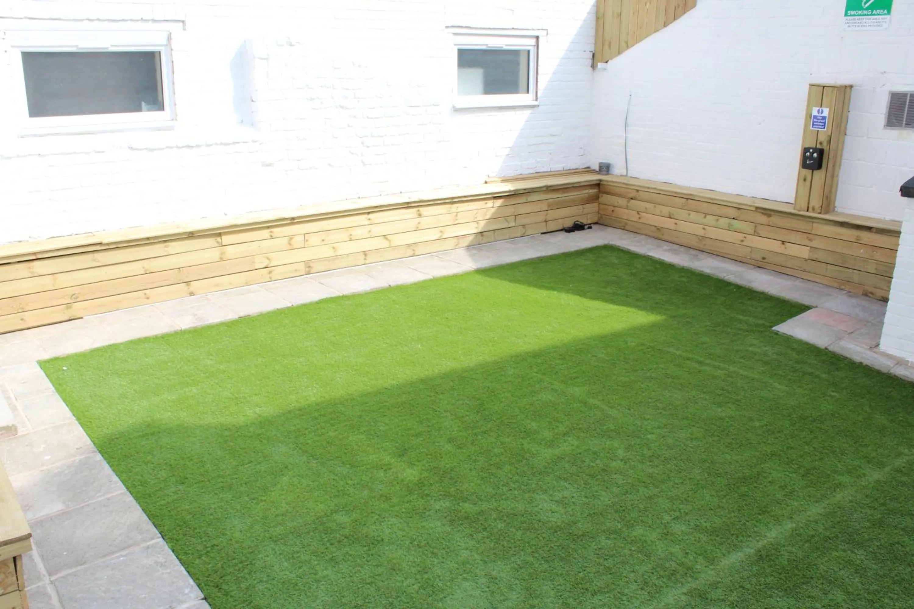 Garden in Backpackers Blackpool Hotel & Suites