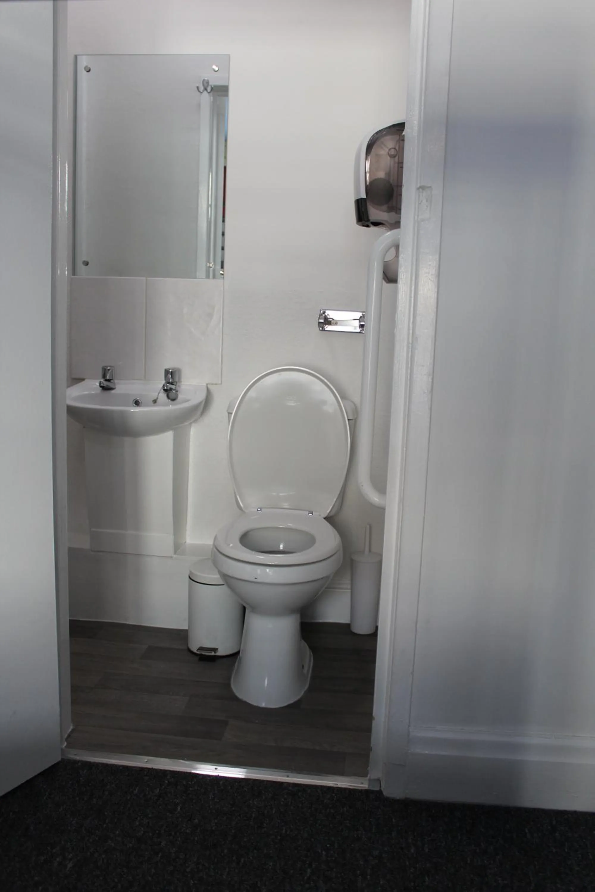 Toilet in Backpackers Blackpool Hotel & Suites