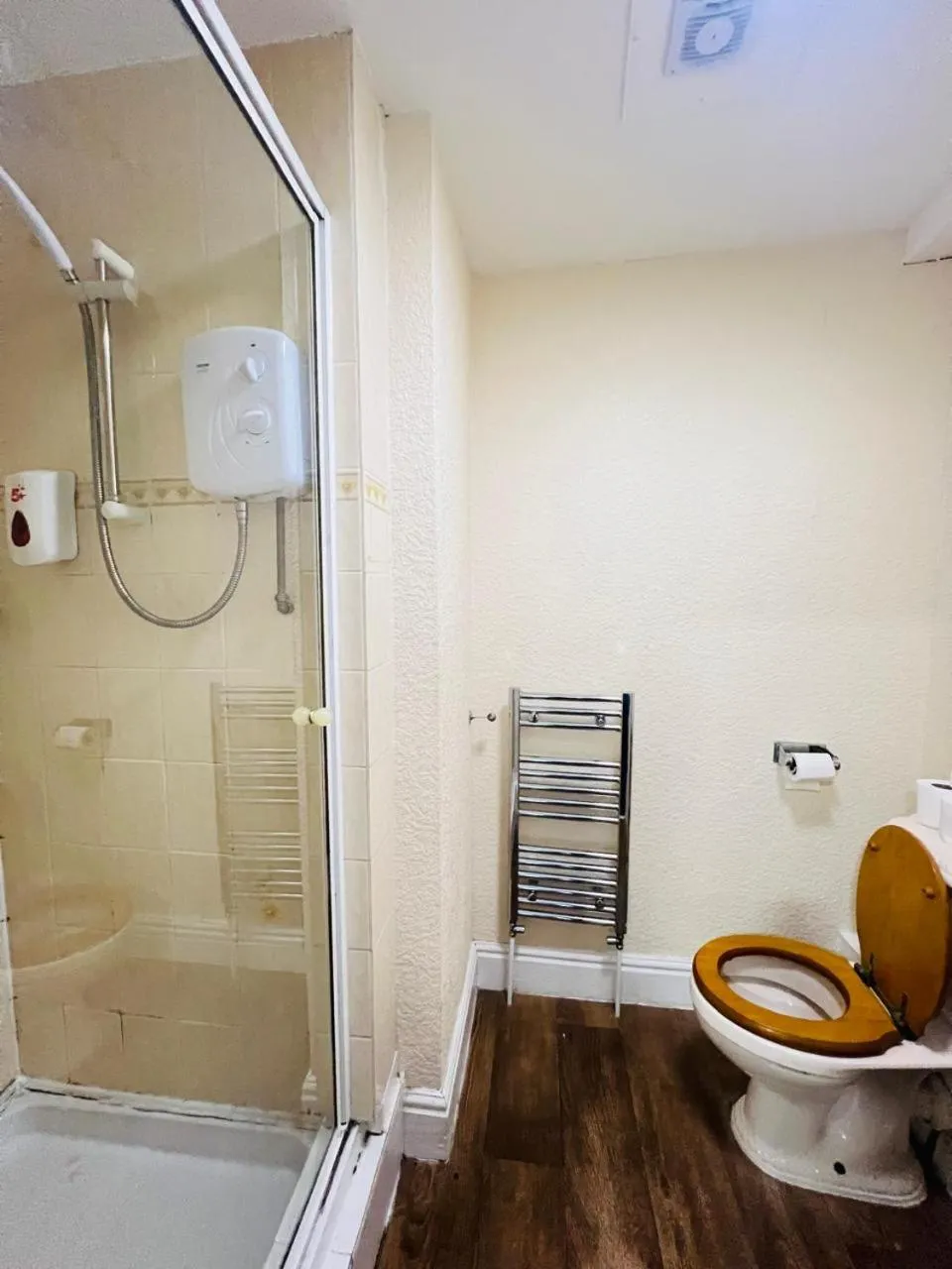 Shower in Backpackers Blackpool Hotel & Suites