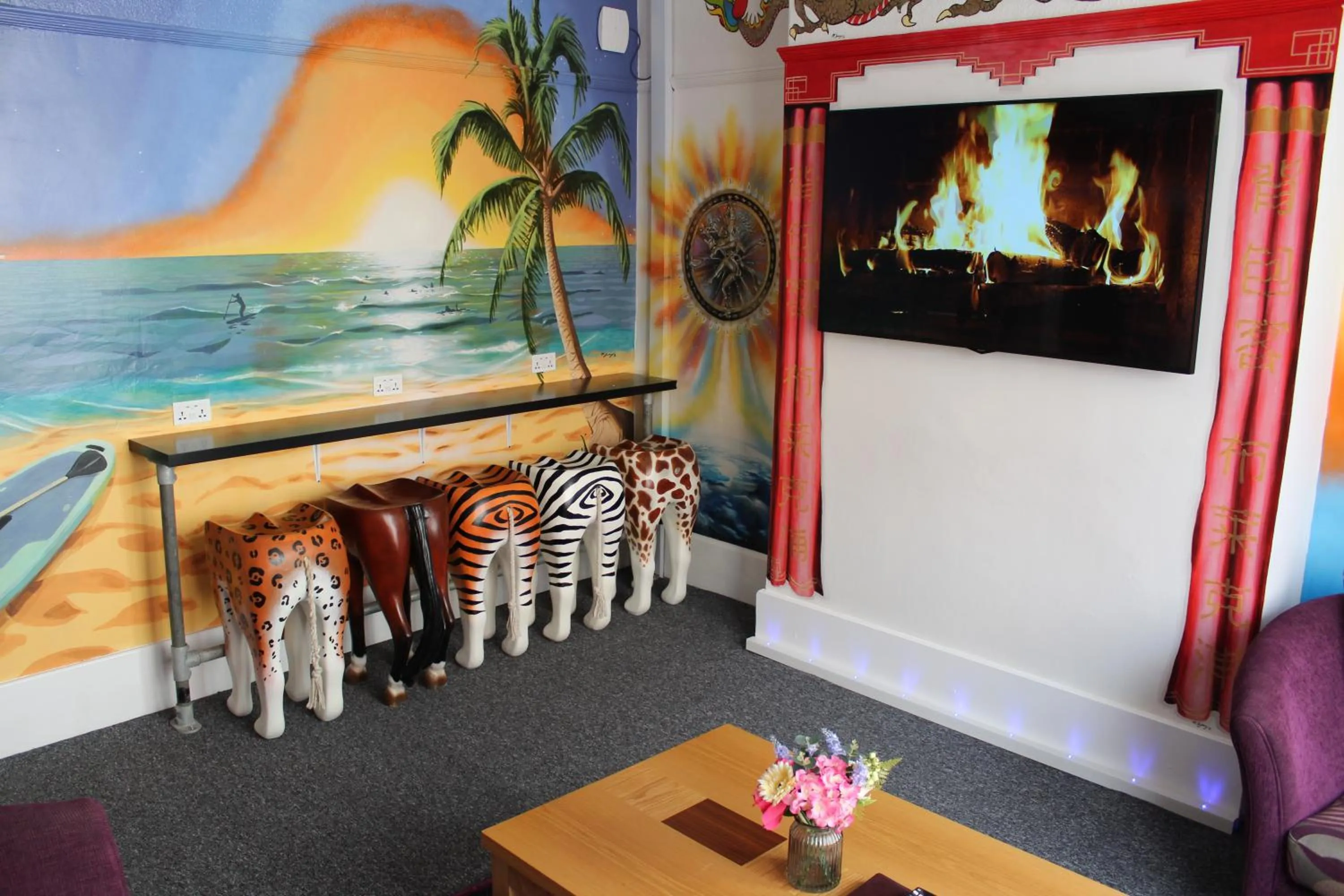 Communal lounge/ TV room in Backpackers Blackpool Hotel & Suites