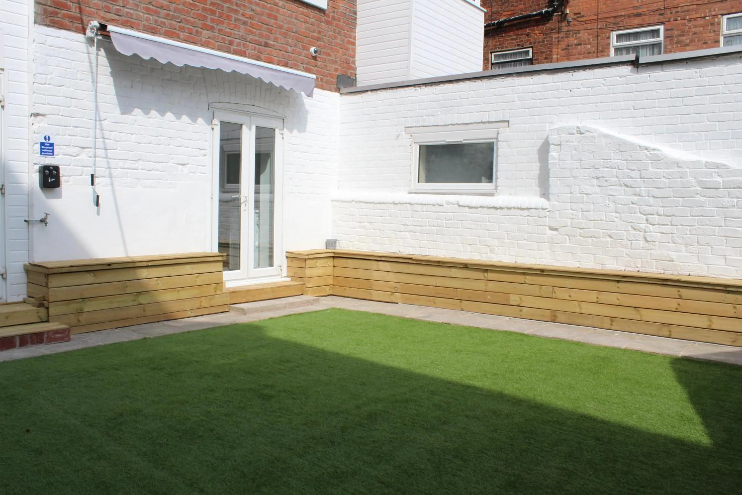 Garden in Backpackers Blackpool Hotel & Suites