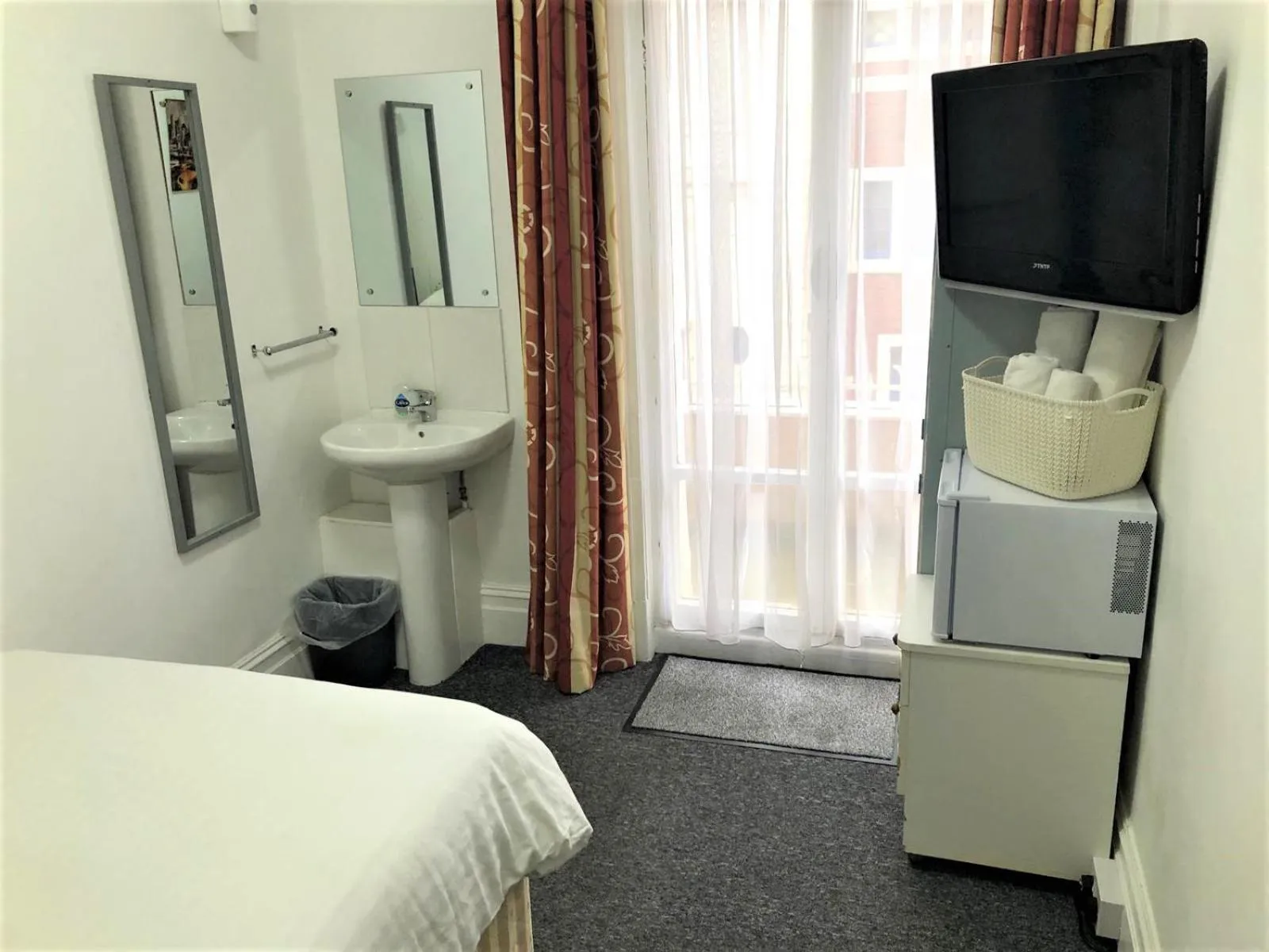 Bed in Backpackers Blackpool Hotel & Suites