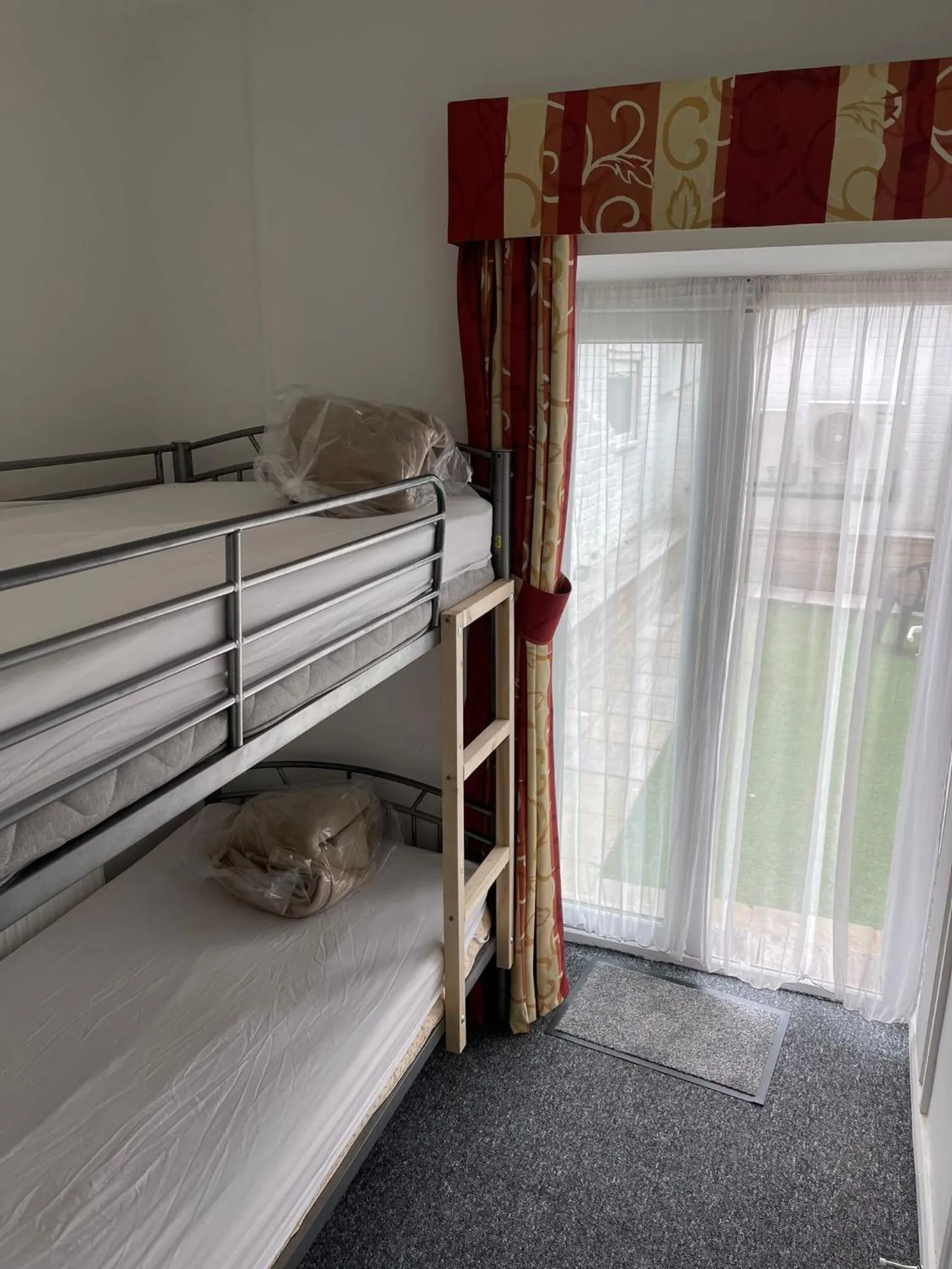 Photo of the whole room, Bed in Backpackers Blackpool Hotel & Suites